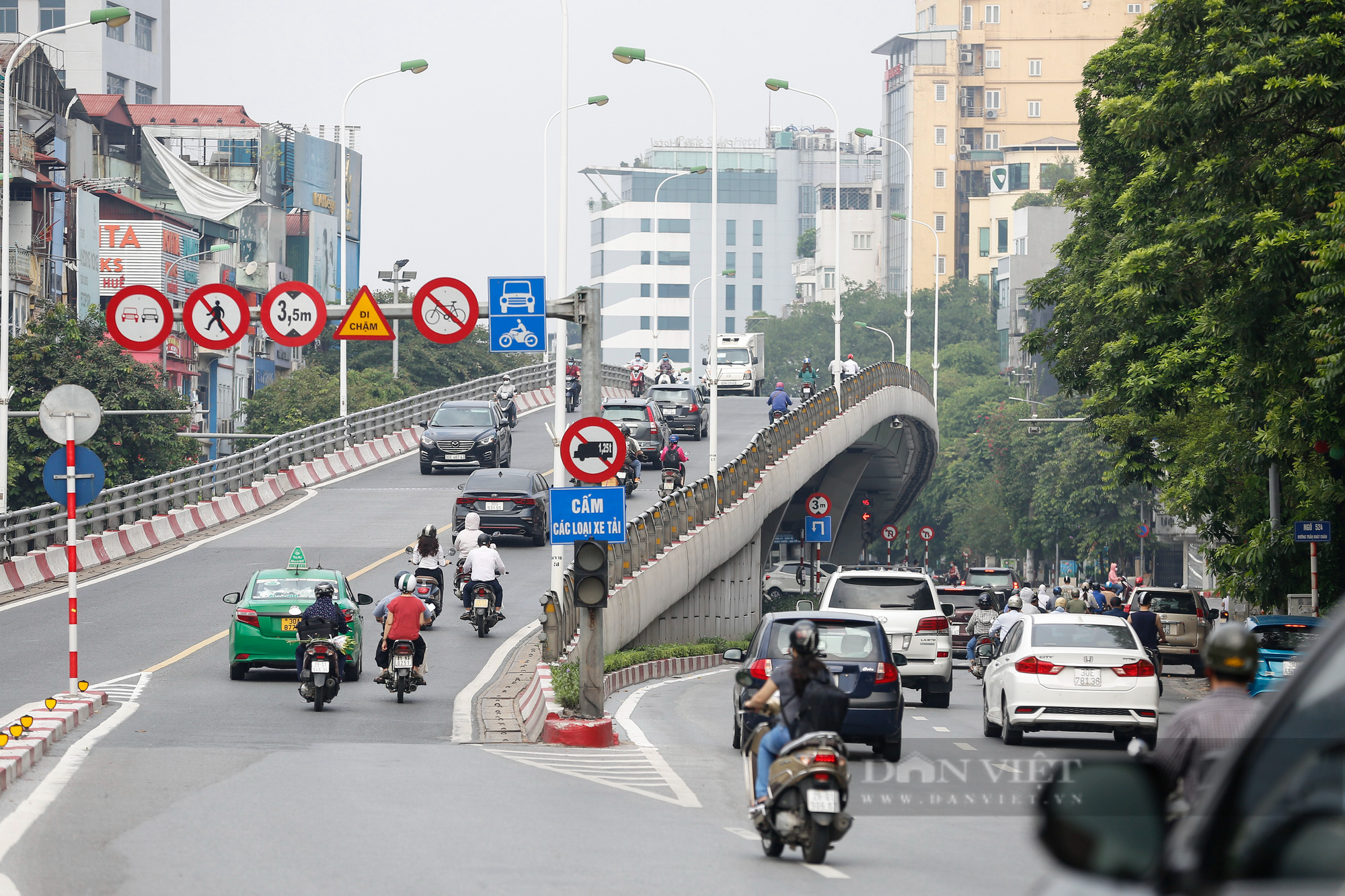 Đường phố Hà Nội đông đúc, xuất hiện ngã 4 phải chờ nhiều nhịp đèn tín hiệu mới có thể đi qua - Ảnh 11.