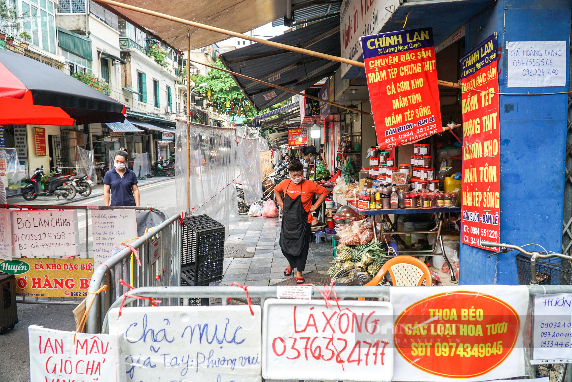 Khu chợ &quot;nhà giàu&quot; chi chít biển quảng cáo bán hàng kiểu mới tại Hà Nội - Ảnh 1.