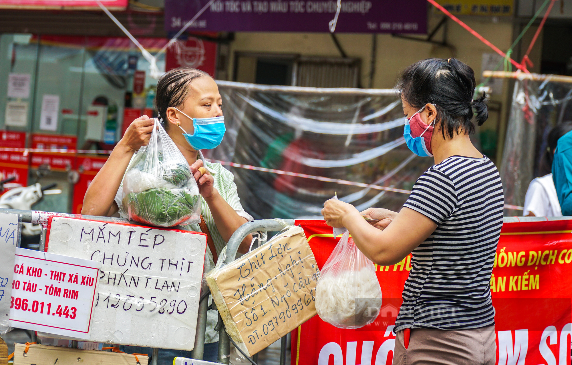 Khu chợ &quot;nhà giàu&quot; chi chít biển quảng cáo bán hàng kiểu mới tại Hà Nội - Ảnh 5.