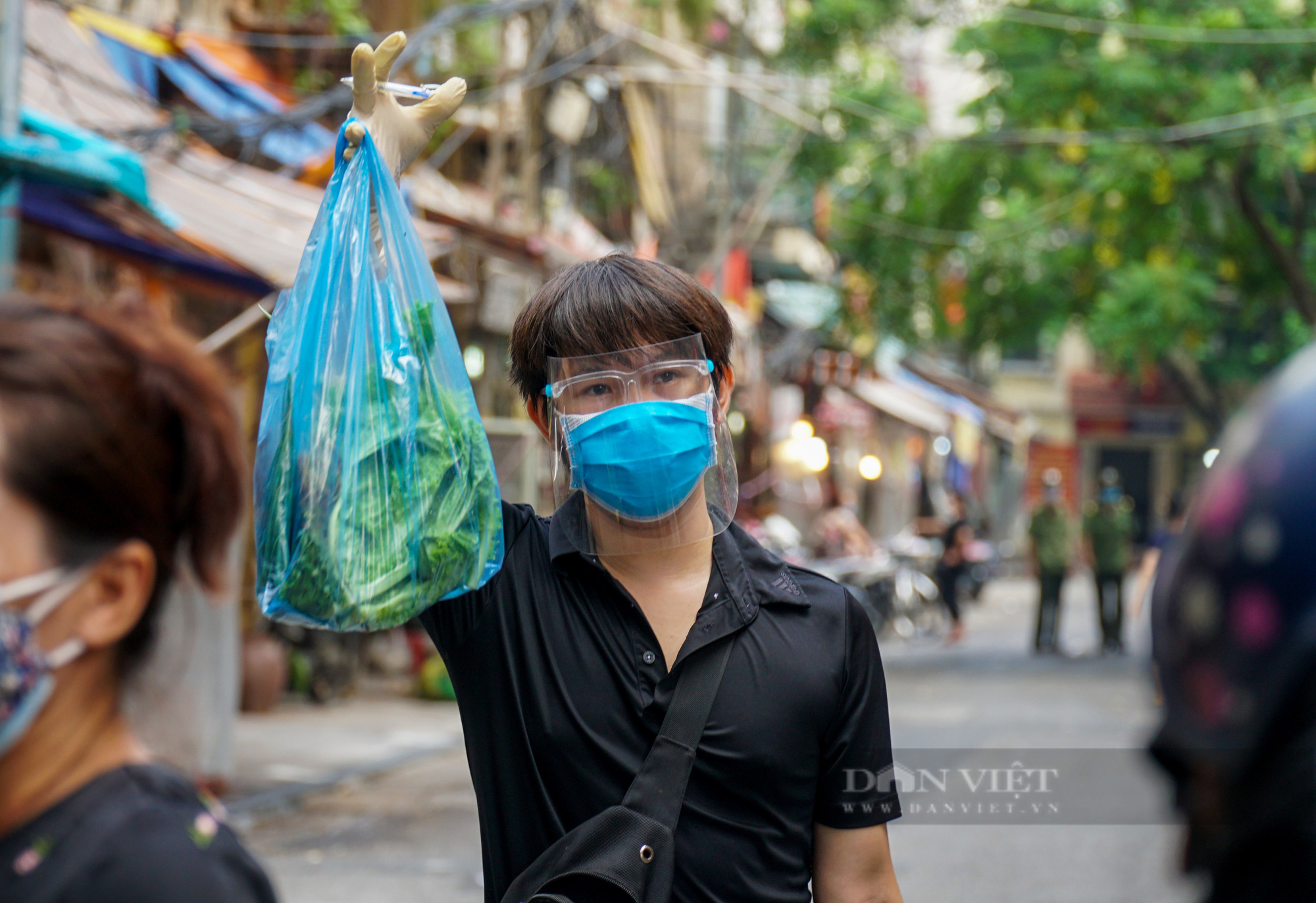 Khu chợ &quot;nhà giàu&quot; chi chít biển quảng cáo bán hàng kiểu mới tại Hà Nội - Ảnh 8.