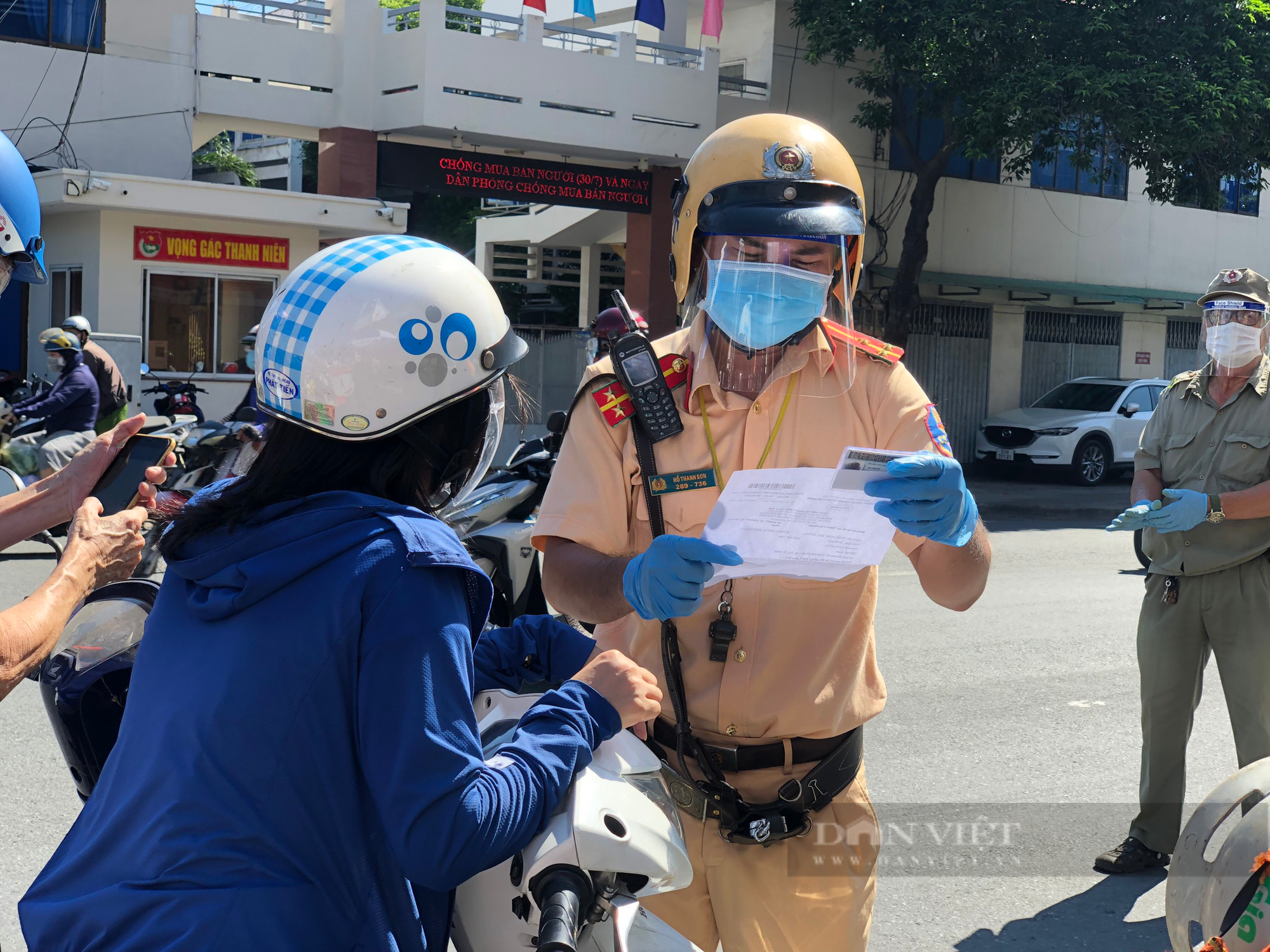 TP.HCM: Tạm ngưng kiểm tra mã QR &quot;di biến động&quot;, nơi thông thoáng, nơi vẫn kẹt xe hàng giờ - Ảnh 3.