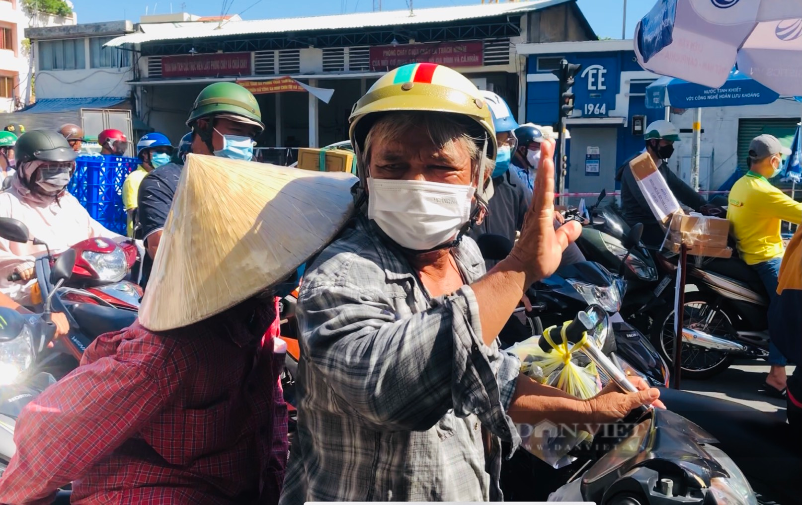 TP.HCM: Tạm ngưng kiểm tra mã QR &quot;di biến động&quot;, nơi thông thoáng, nơi vẫn kẹt xe hàng giờ - Ảnh 4.