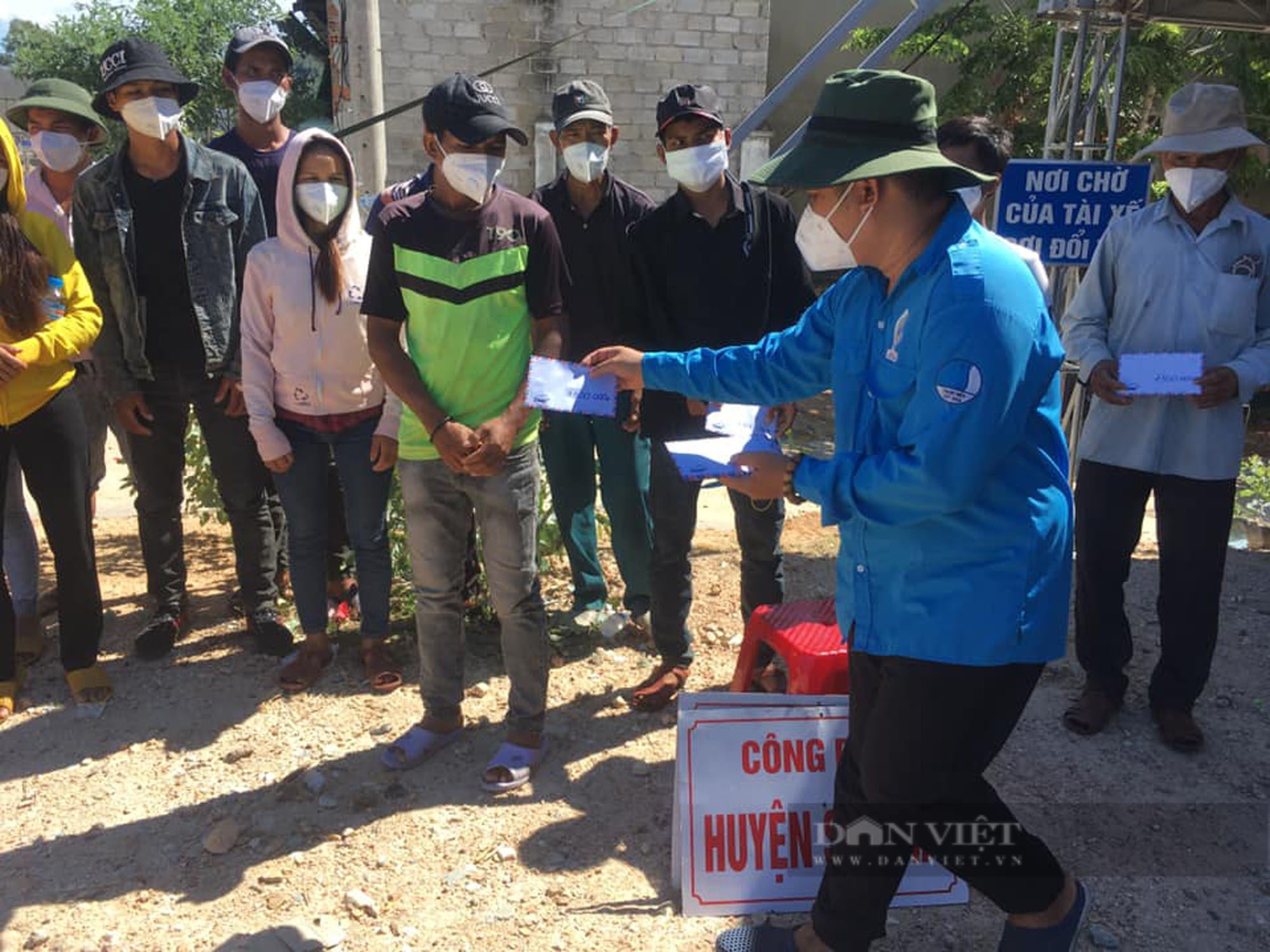 Phú Yên: Hỗ trợ như yếu phẩm, điều ô tô đưa 13 bà con làm thuê về Quảng Ngãi an toàn - Ảnh 1.