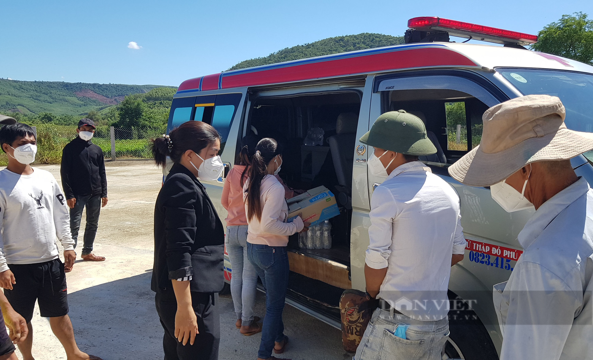 Phú Yên: Tặng quà, điều ô tô đưa 13 bà con làm thuê về Quảng Ngãi an toàn - Ảnh 2.