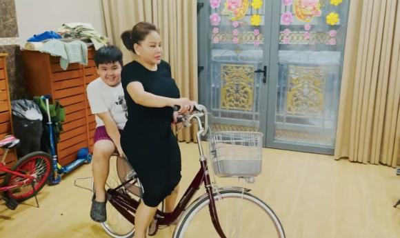 Biệt thự &quot;khủng&quot; của nghệ sĩ Lê Giang rộng đến mức đi xe đạp thoải mái, nội thất sang trọng - Ảnh 3.