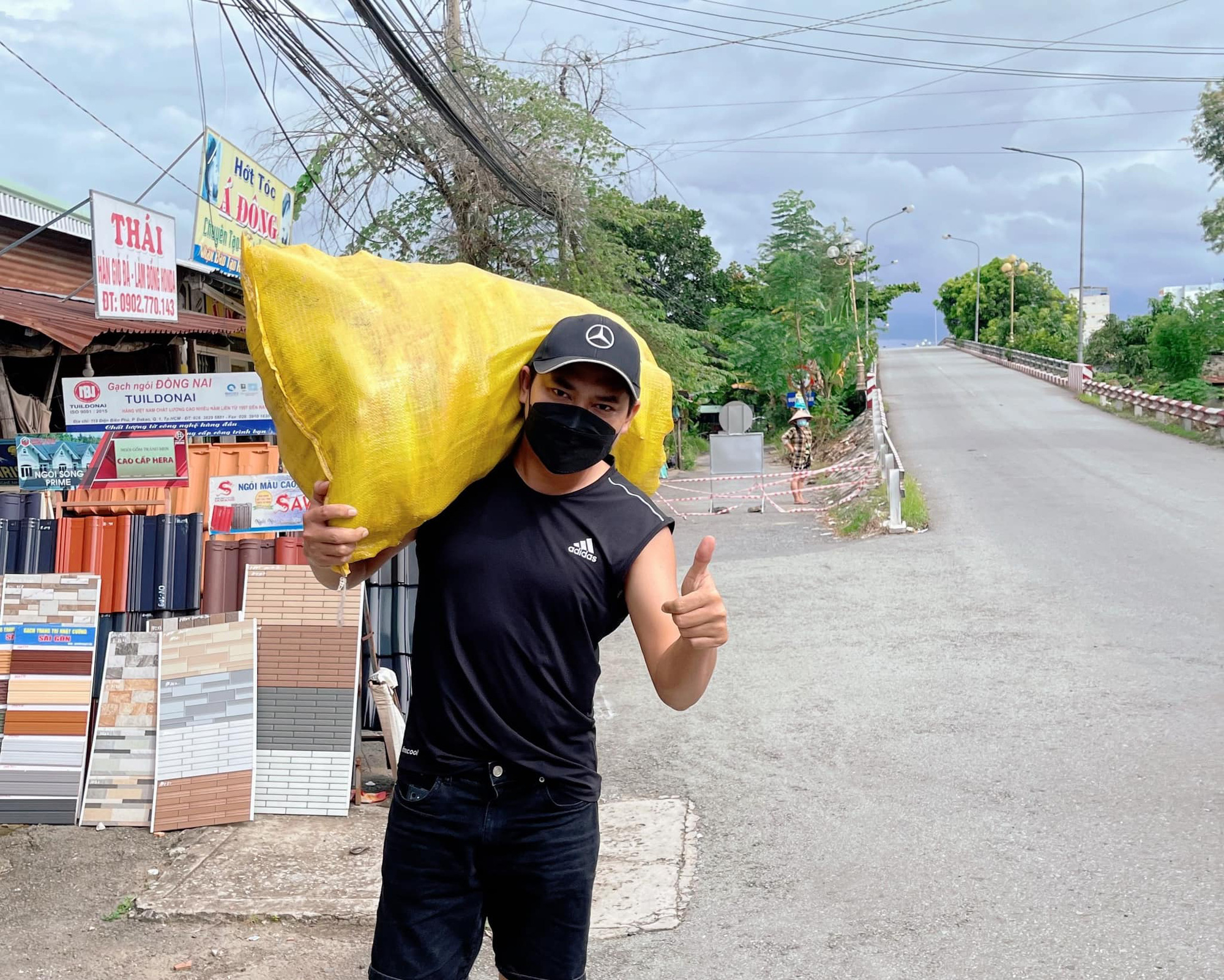 Minh Luân: Từ về quê tránh dịch thành vào vùng dịch làm tình nguyện viên - Ảnh 2.