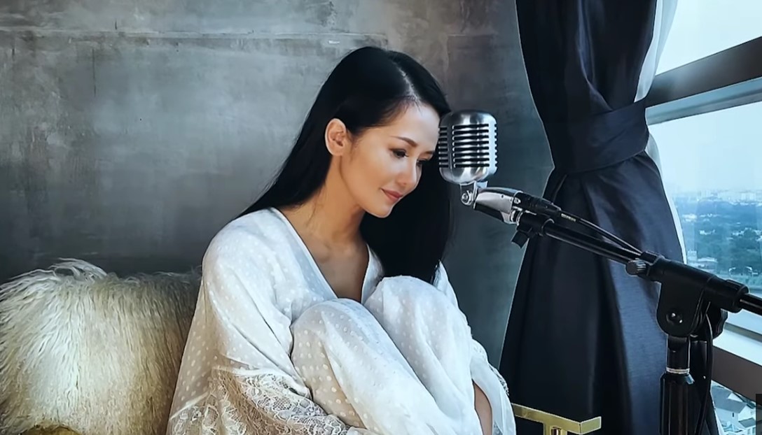 Nghệ sĩ Việt tự quay MV tại nhà, livestream biểu diễn trong mùa dịch - Ảnh 2.