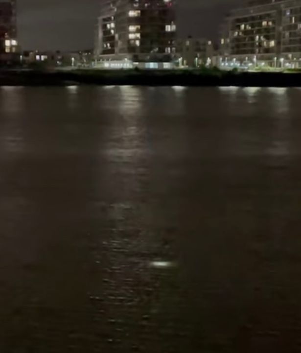 Ánh sáng nhấp nháy bí ẩn dưới lòng sông Thames khiến nhiều người bối rối - Ảnh 2.