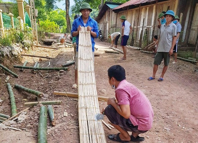 Thầy giáo rẻo cao chẻ tre, đan nứa dựng phòng ở cho học sinh bán trú  - Ảnh 3.