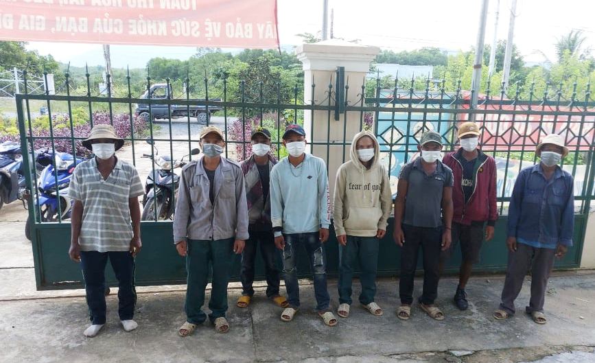 Phát hiện 9 người làm thuê ở Ninh Thuận đi bộ hàng chục km về quê - Ảnh 1.