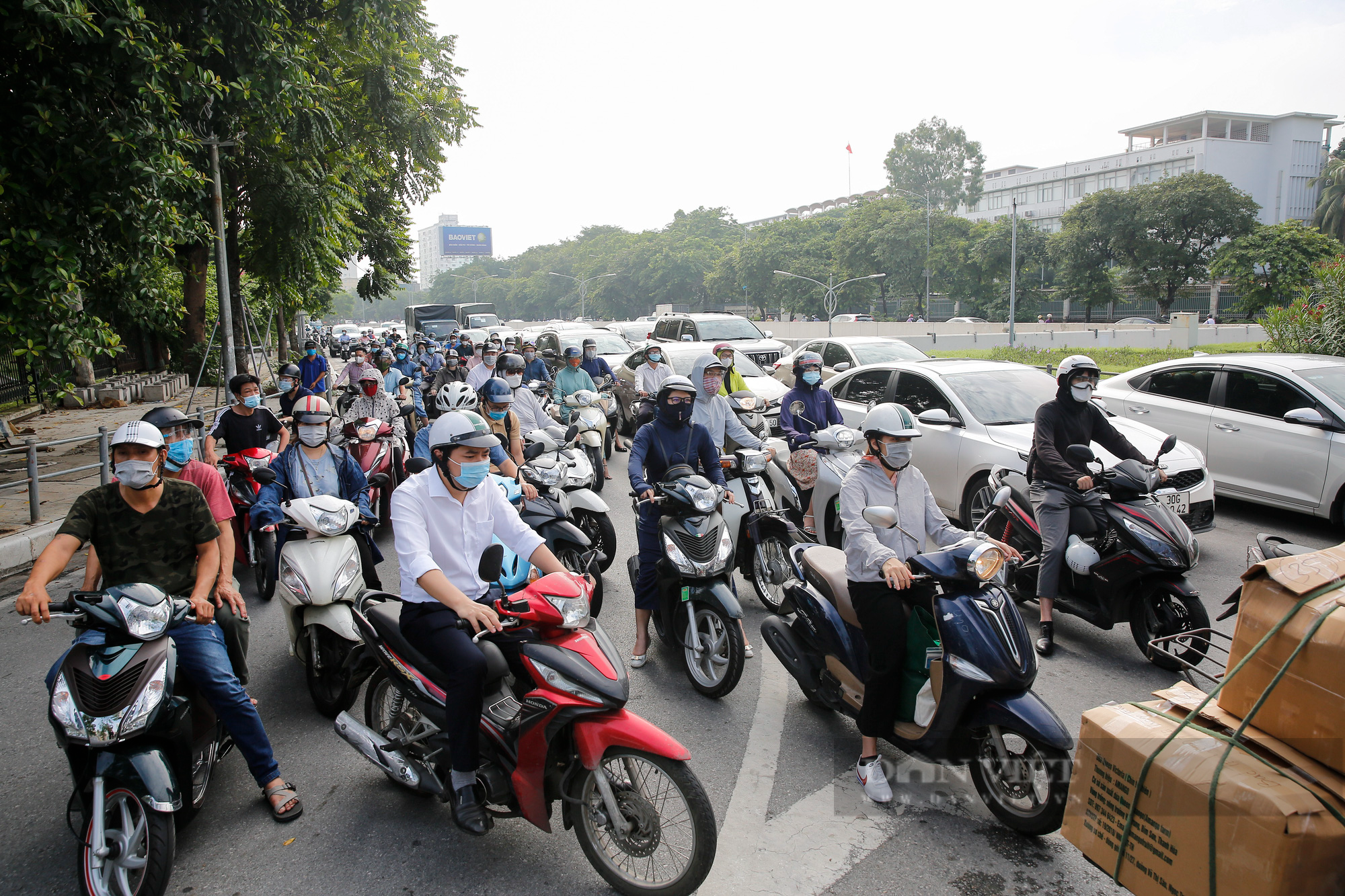 Giao thông ùn ứ kéo dài tại một ngã 4 ở Hà Nội - Ảnh 3.