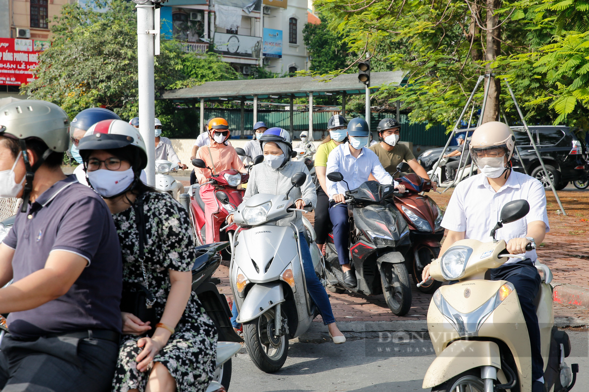 Giao thông ùn ứ kéo dài tại một ngã 4 ở Hà Nội - Ảnh 7.