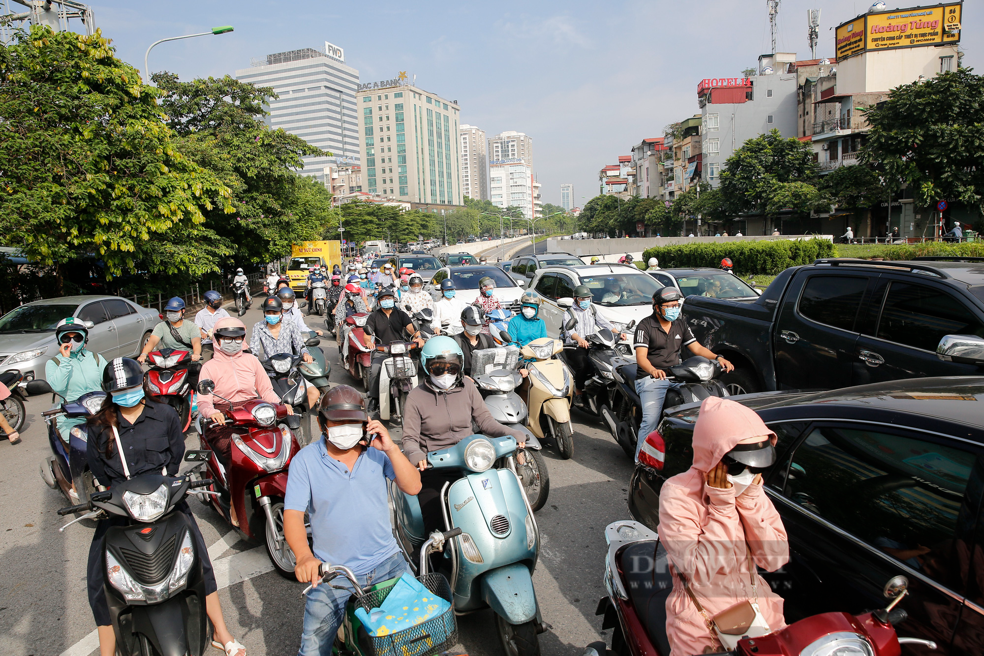 Giao thông ùn ứ kéo dài tại một ngã 4 ở Hà Nội - Ảnh 10.