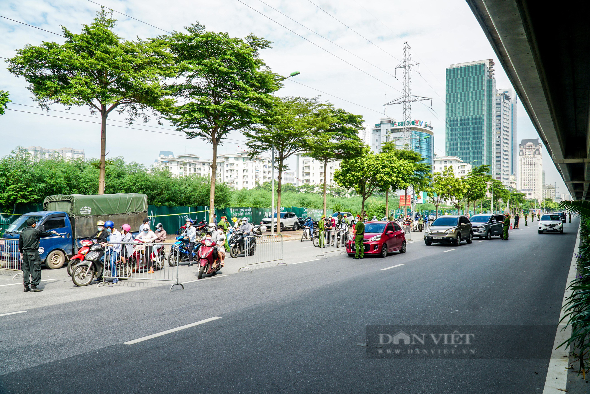 Hàng loạt người dân ra đường thiếu giấy tờ bị lực lượng liên ngành xử lý - Ảnh 1.