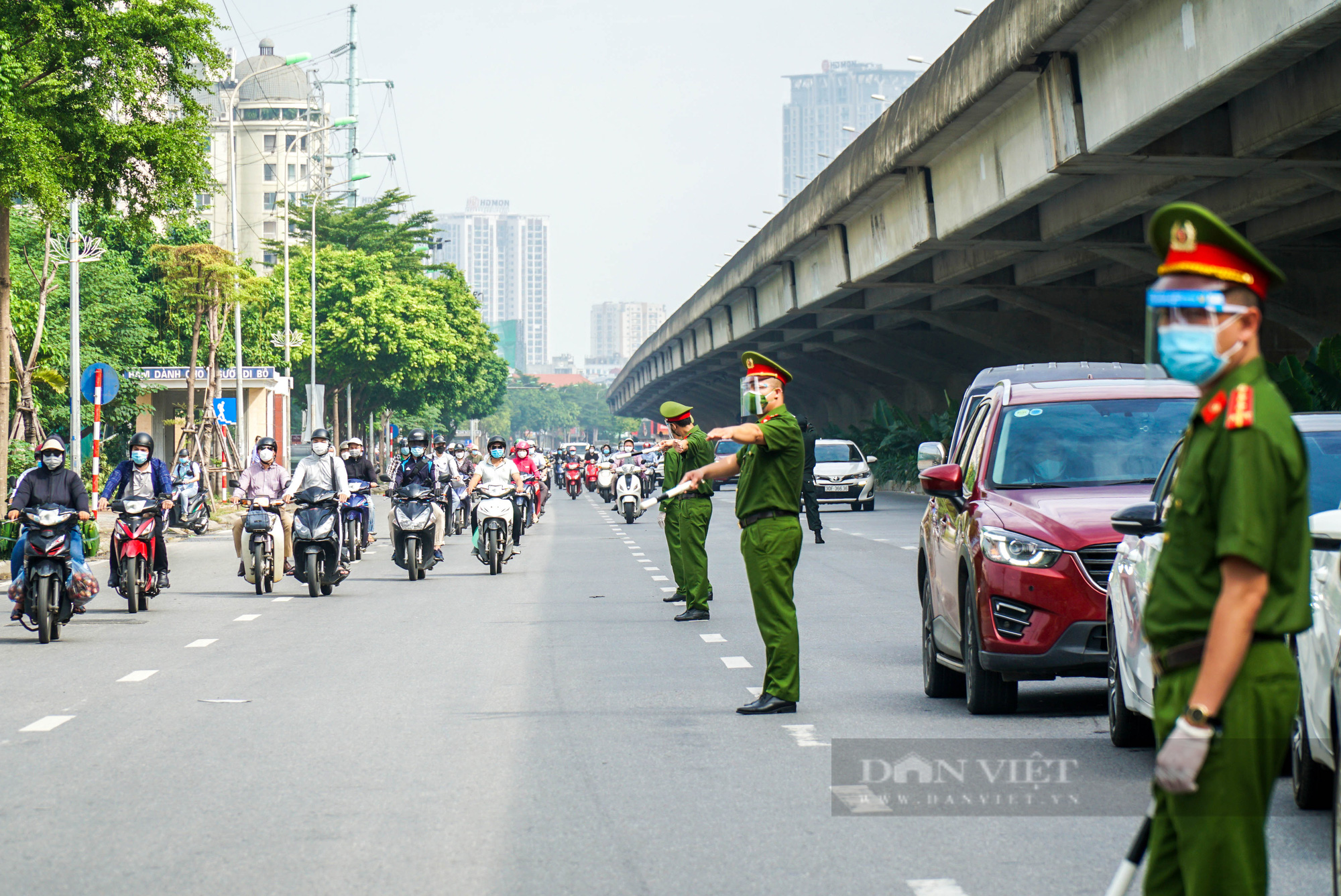 Hàng loạt người dân ra đường thiếu giấy tờ bị lực lượng liên ngành xử lý - Ảnh 2.