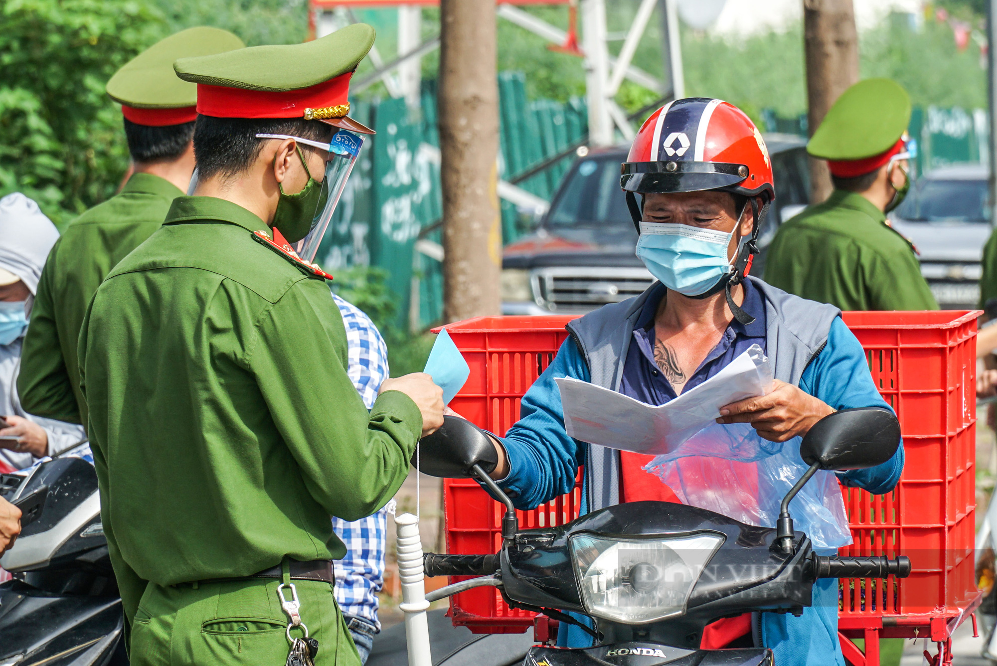 Hàng loạt người dân ra đường thiếu giấy tờ bị lực lượng liên ngành xử lý - Ảnh 6.