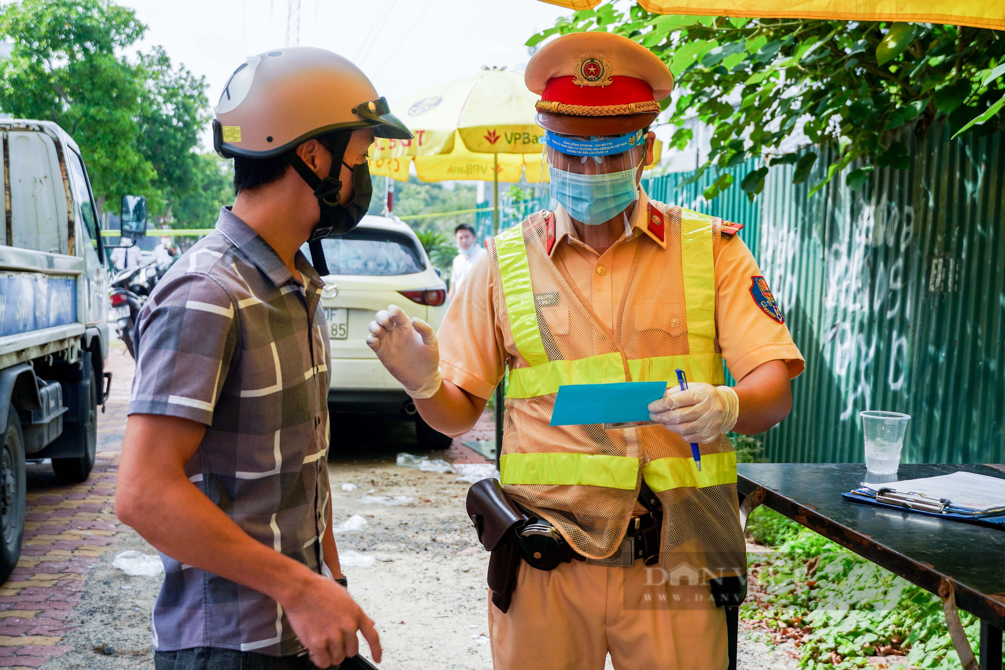 Hàng loạt người dân ra đường thiếu giấy tờ bị lực lượng liên ngành xử lý - Ảnh 9.