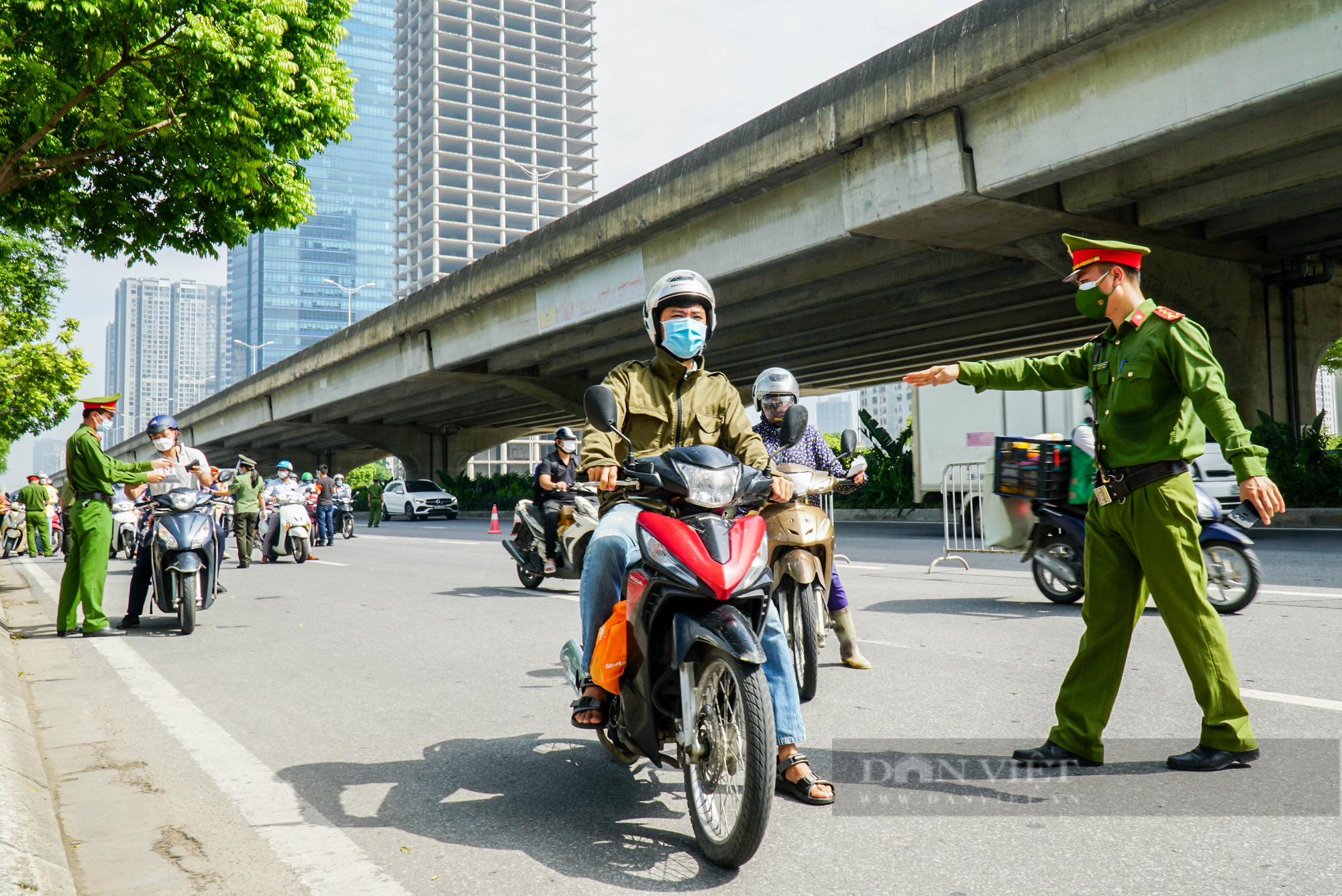 Hàng loạt người dân ra đường thiếu giấy tờ bị lực lượng liên ngành xử lý - Ảnh 13.