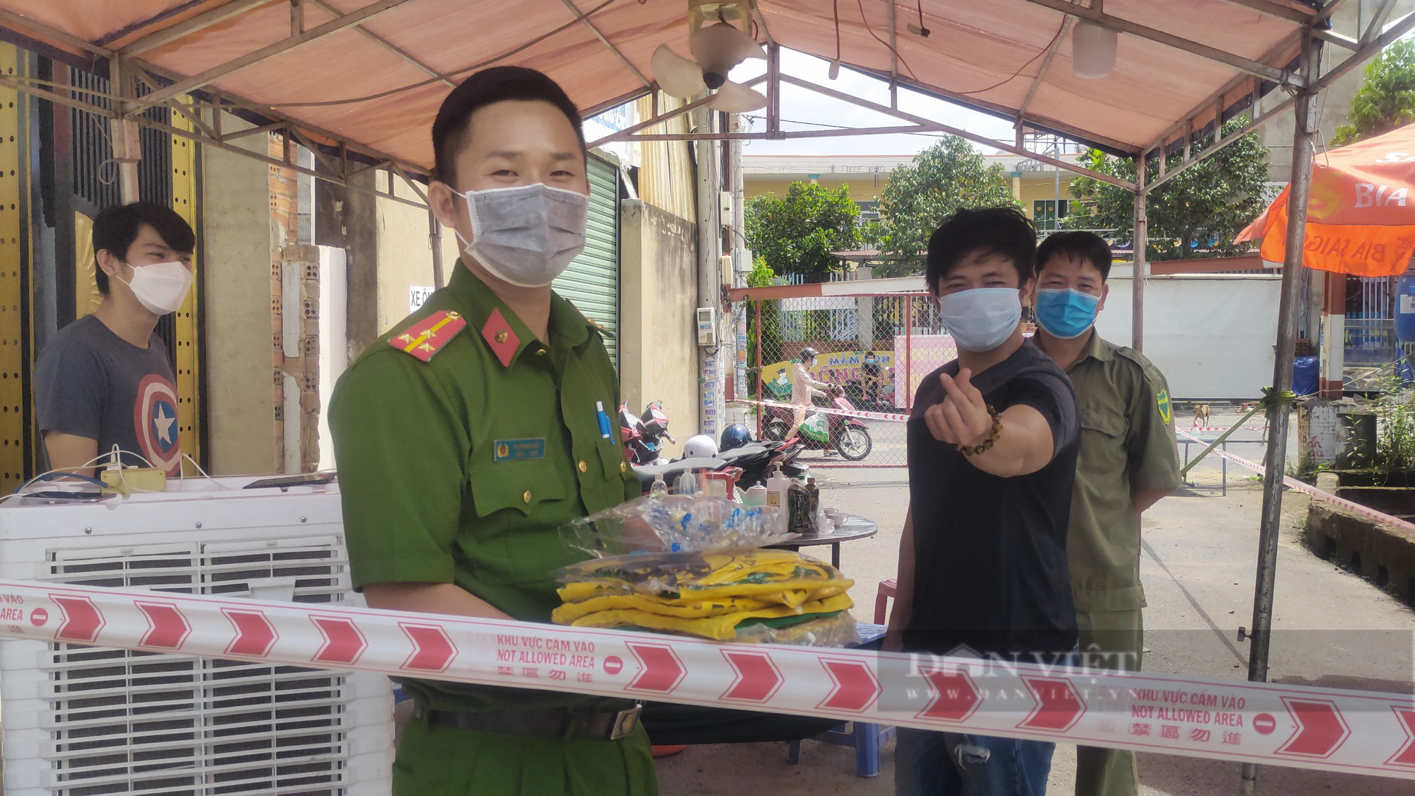 Báo Dân Việt tặng đồ bảo hộ, thiết bị bảo vệ cho tuyến đầu chống dịch - Ảnh 2.