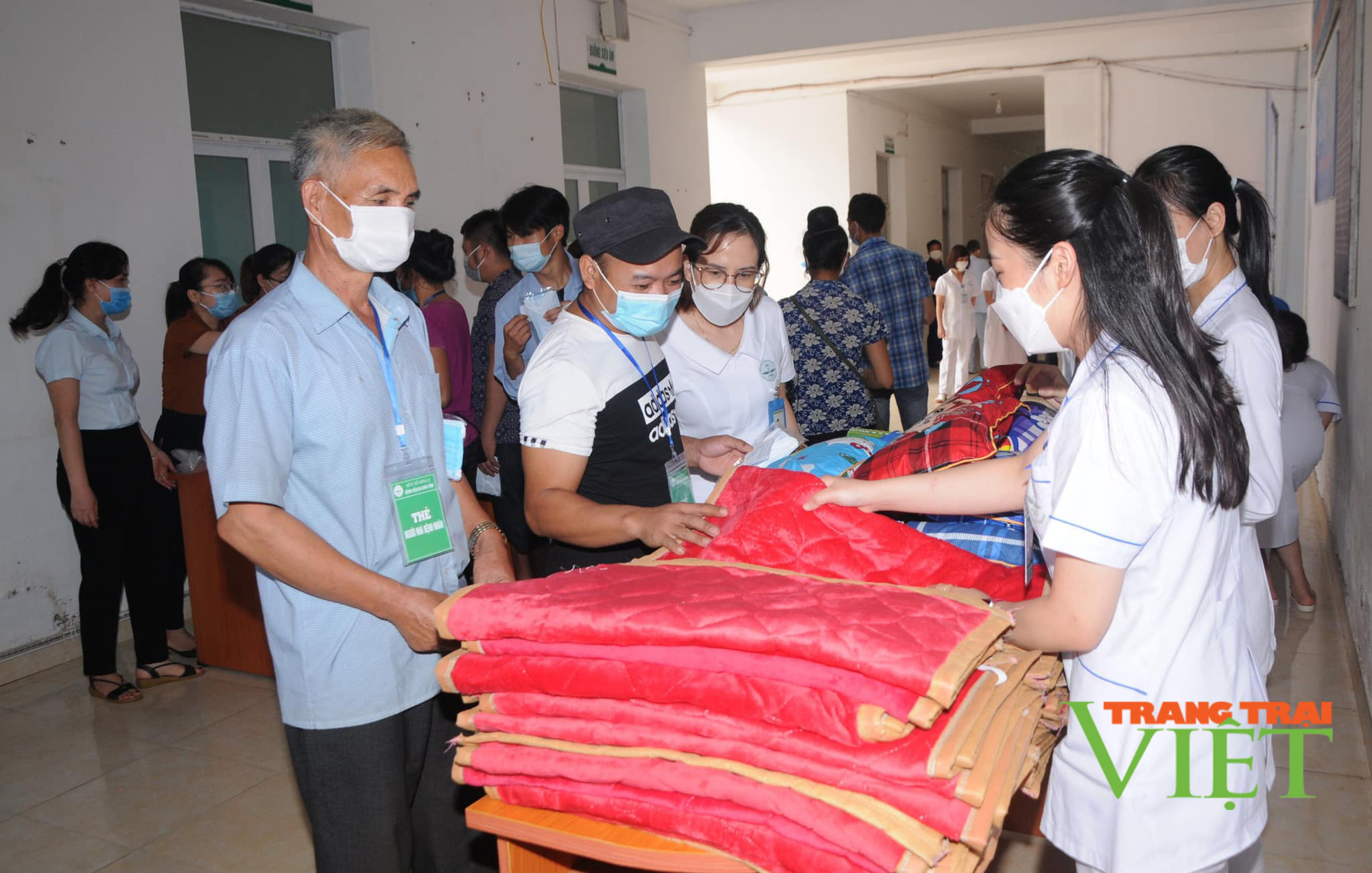 Bệnh viện Đa khoa tỉnh Sơn La: Mở “gian hàng 0 đồng” chia sẻ yêu thương thời dịch Covid-19 - Ảnh 1.