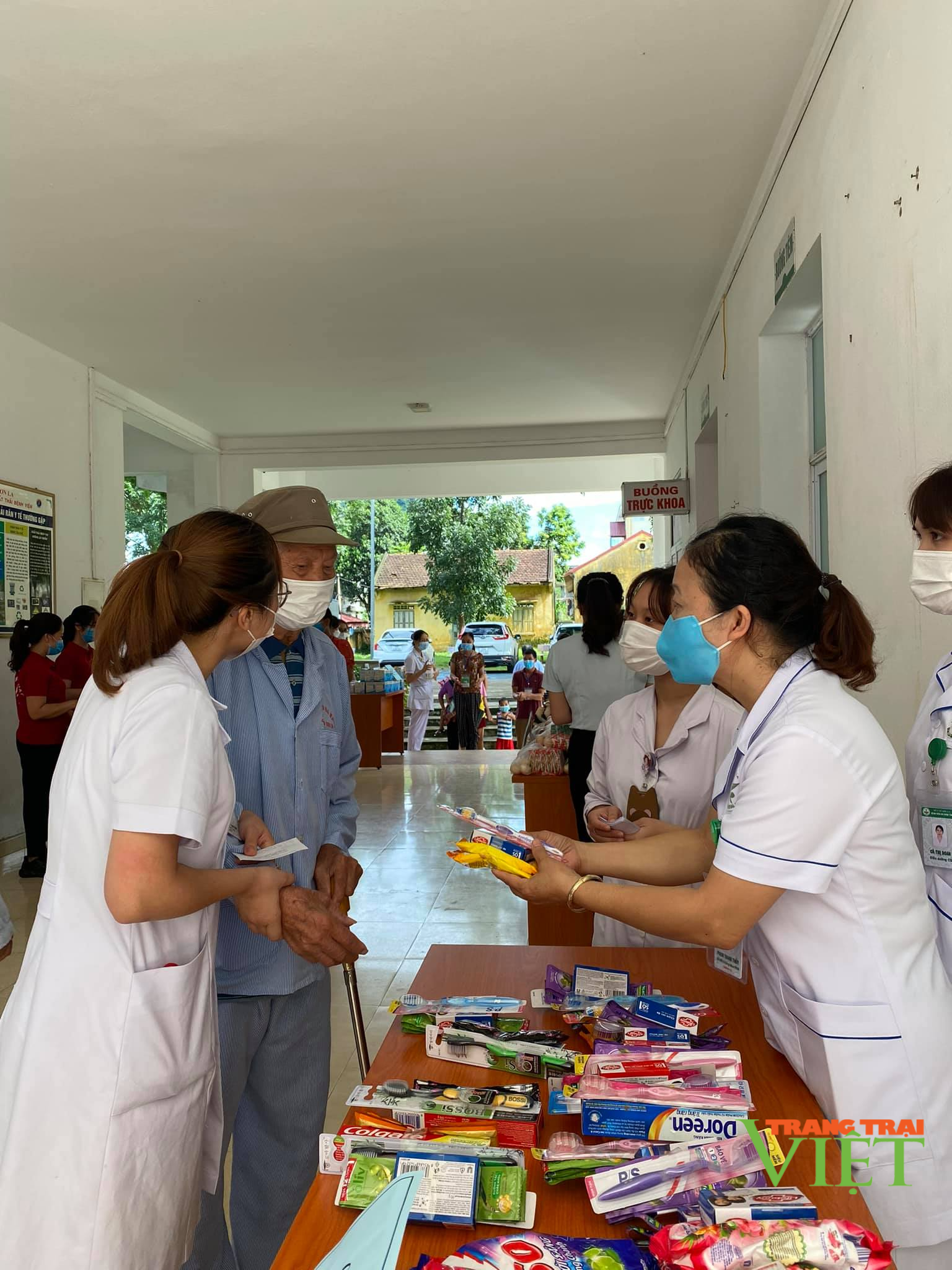 Bệnh viện Đa khoa tỉnh Sơn La: Mở “gian hàng 0 đồng” chia sẻ yêu thương thời dịch Covid-19 - Ảnh 5.