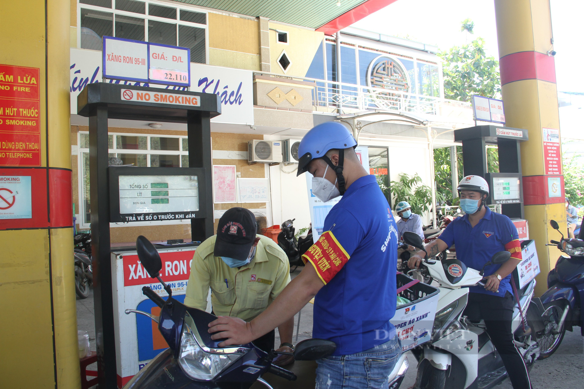 'Shipper áo xanh' 0 đồng đi chợ giúp dân giữa mùa dịch ở Bình Định được tặng xăng miến phí - Ảnh 1.