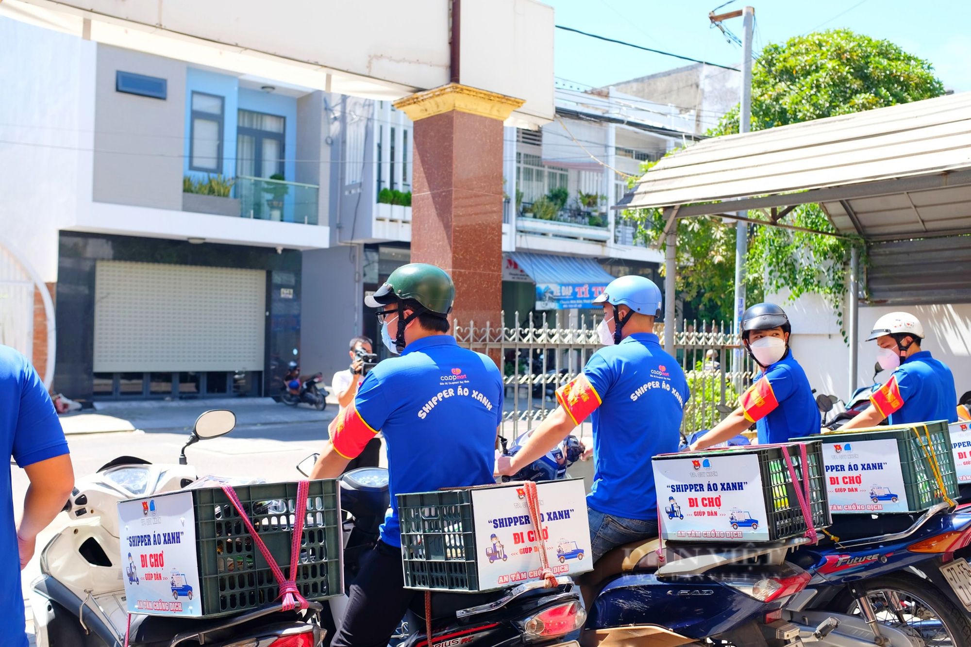 'Shipper áo xanh' 0 đồng đi chợ giúp dân giữa mùa dịch ở Bình Định được tặng xăng miến phí - Ảnh 3.