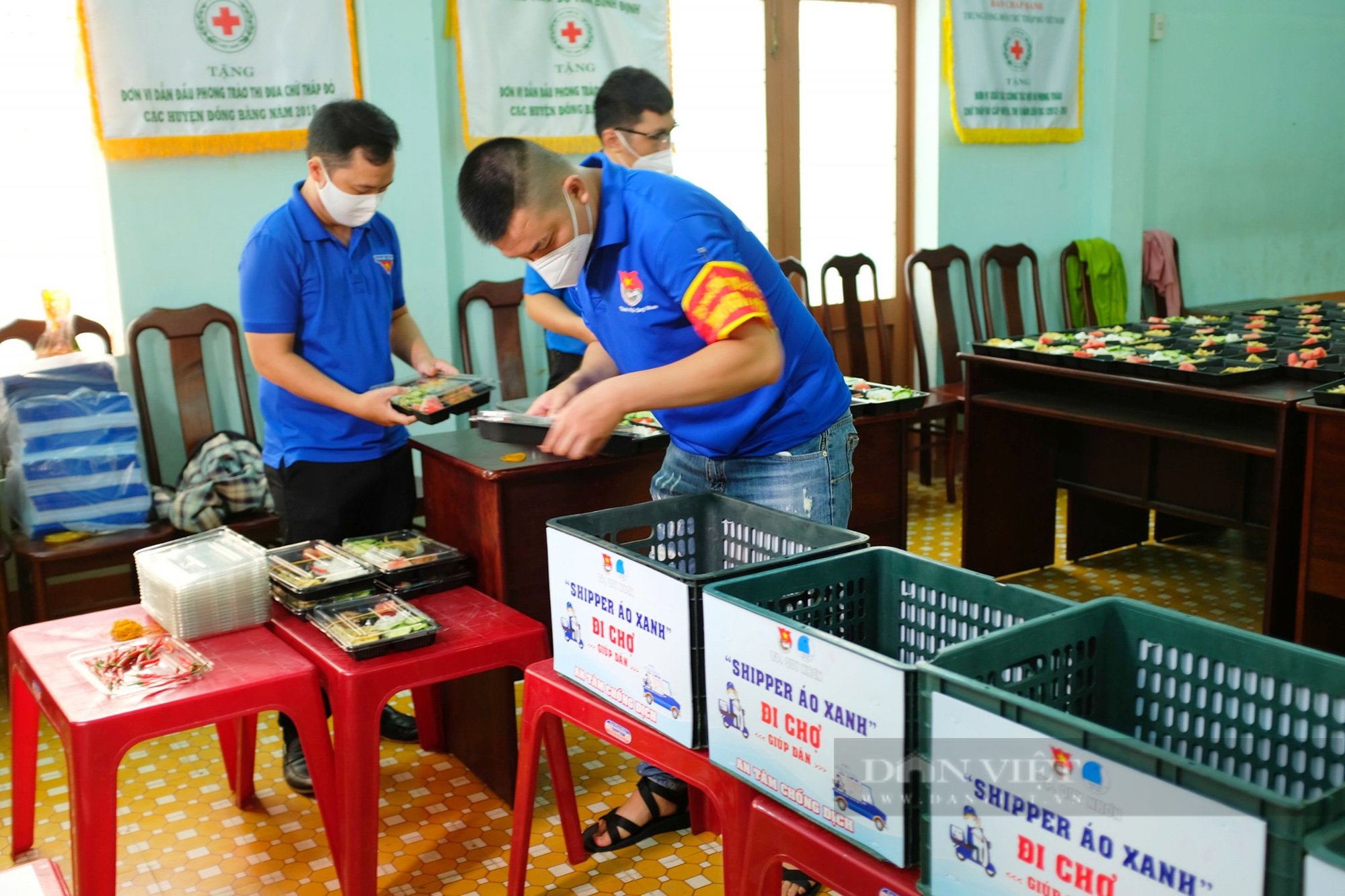 'Shipper áo xanh' 0 đồng đi chợ giúp dân giữa mùa dịch ở Bình Định được tặng xăng miến phí - Ảnh 5.