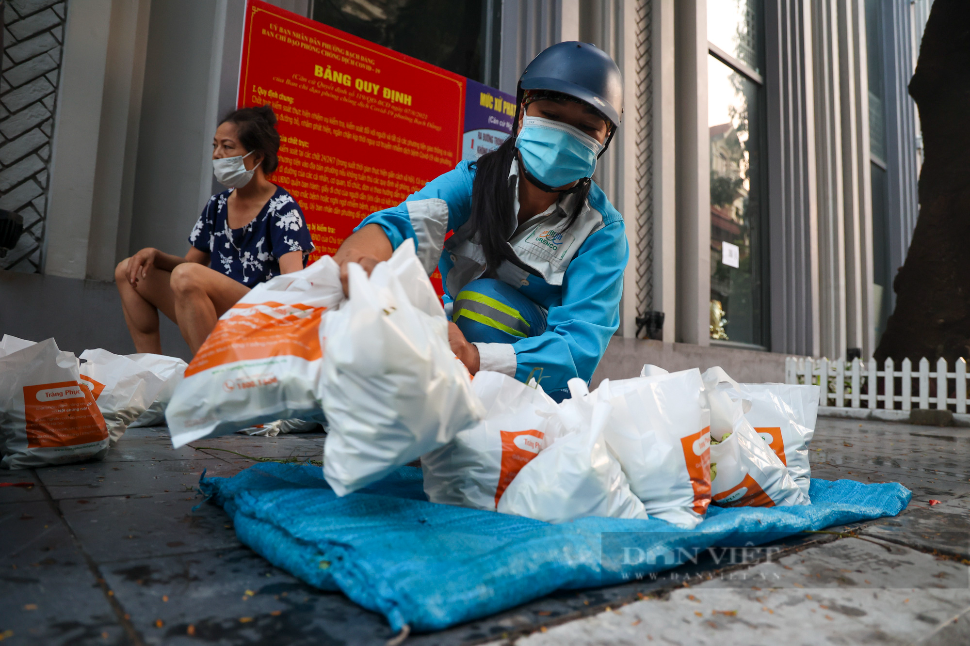 Sạp rau phát miễn phí 'ấm áp tình người' giữa đại dịch COVID-19 của hai nữ công nhân môi trường Hà Nội - Ảnh 5.