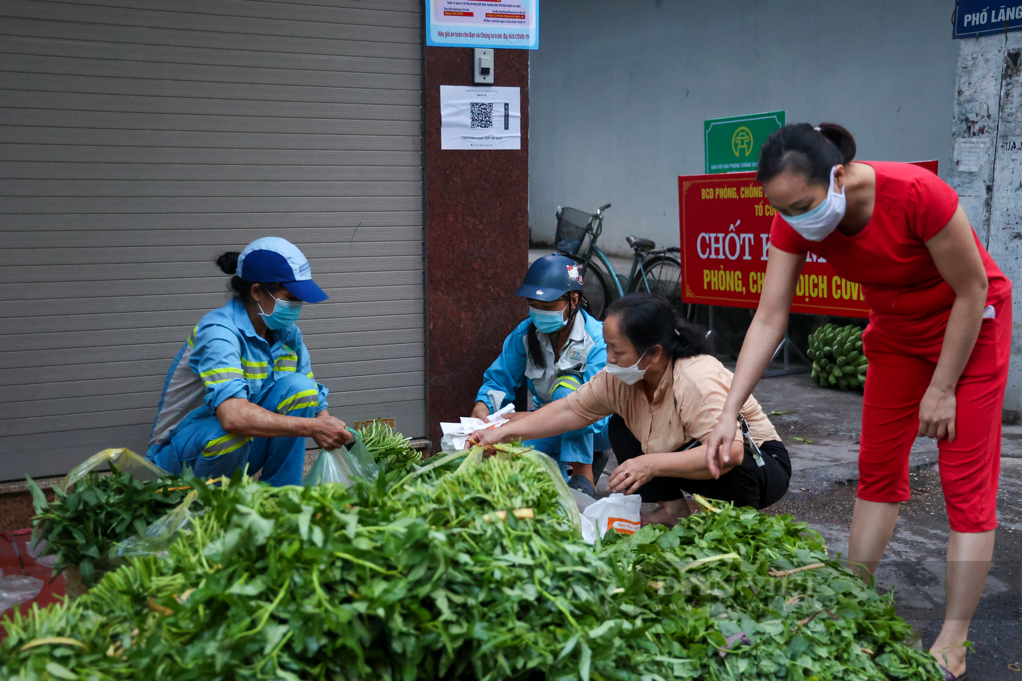 Sạp rau phát miễn phí 'ấm áp tình người' giữa đại dịch COVID-19 của hai nữ công nhân môi trường Hà Nội - Ảnh 7.