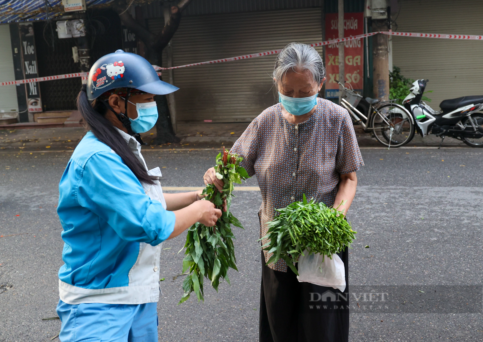 Sạp rau phát miễn phí 'ấm áp tình người' giữa đại dịch COVID-19 của hai nữ công nhân môi trường Hà Nội - Ảnh 9.