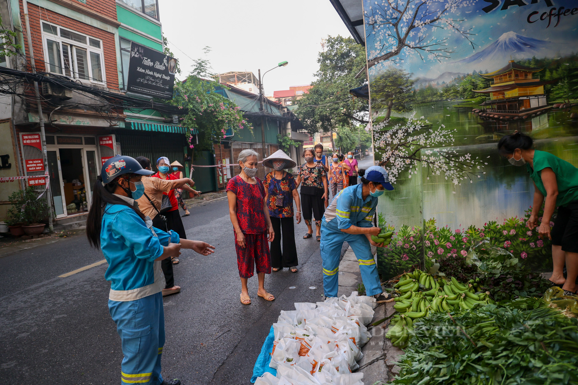 Sạp rau phát miễn phí 'ấm áp tình người' giữa đại dịch COVID-19 của hai nữ công nhân môi trường Hà Nội - Ảnh 11.