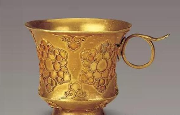Hầm rượu cổ chứa hàng ngàn cổ vật ẩn giấu chiếc cốc 'tàn phế' lại là 'báu vật trời ban' - Ảnh 6.
