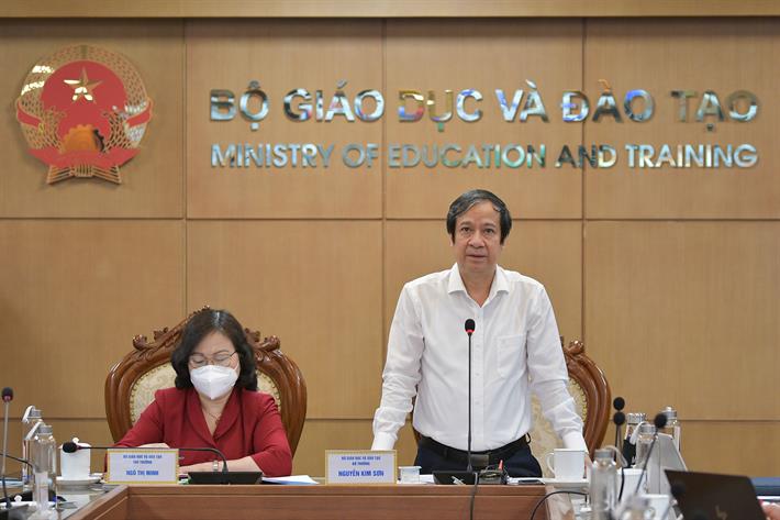 Bộ trưởng Nguyễn Kim Sơn: Phải làm sao tăng thu nhập để giáo viên gắn bó, yên tâm với công việc - Ảnh 1.