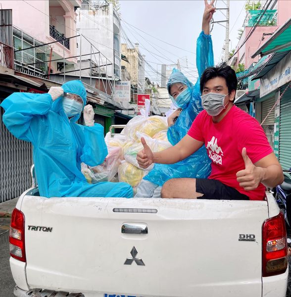 Á hậu Ngọc Thảo: Đặt hết cái tâm vào từng suất cơm gửi tới người dân - Ảnh 3.