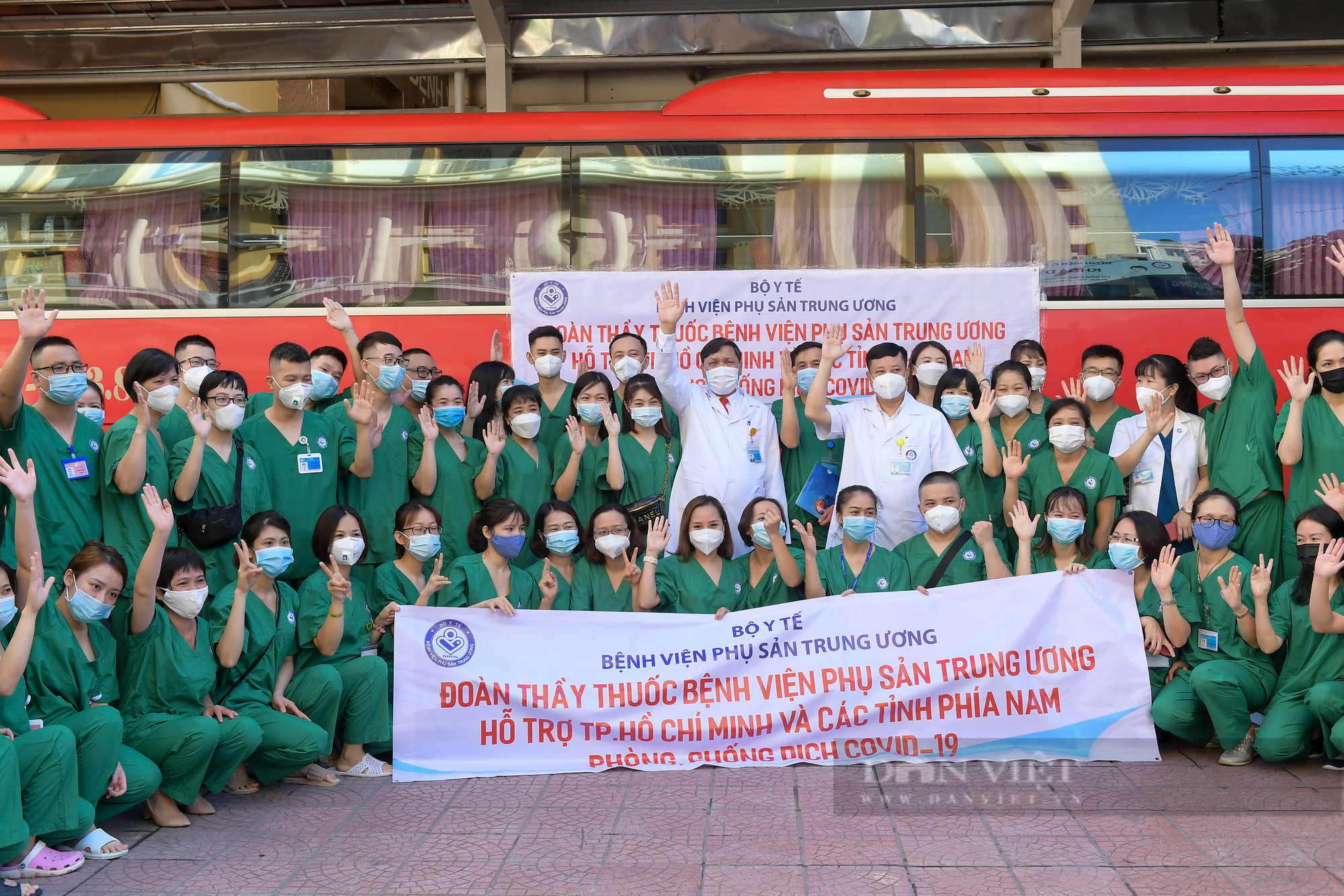 Xúc động ngày chia tay của 122  y bác sĩ bệnh viện Phụ sản Trung ương vào miền Nam chống dịch - Ảnh 1.