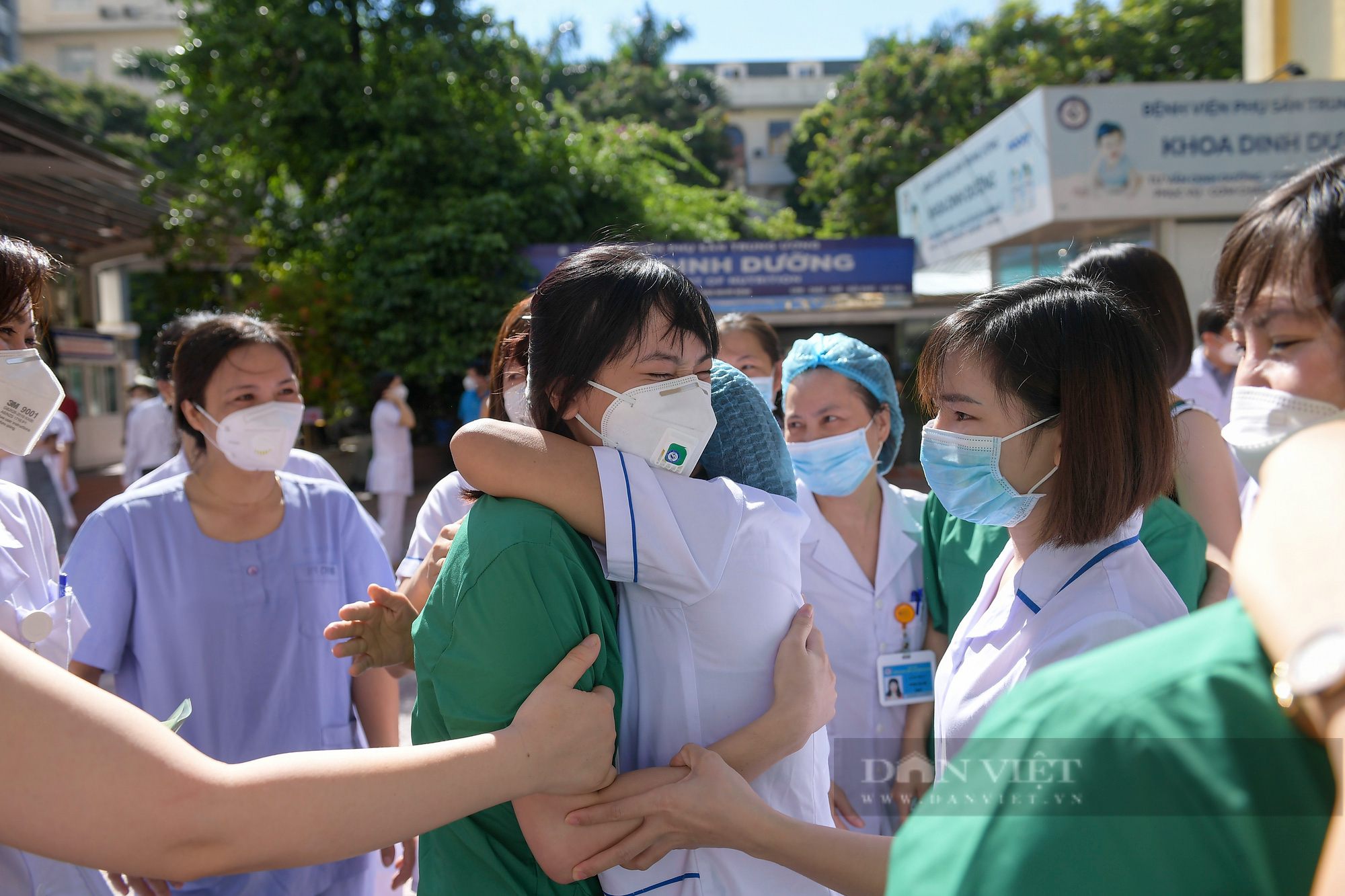 Xúc động ngày chia tay của 122  y bác sĩ bệnh viện Phụ sản Trung ương vào miền Nam chống dịch - Ảnh 3.