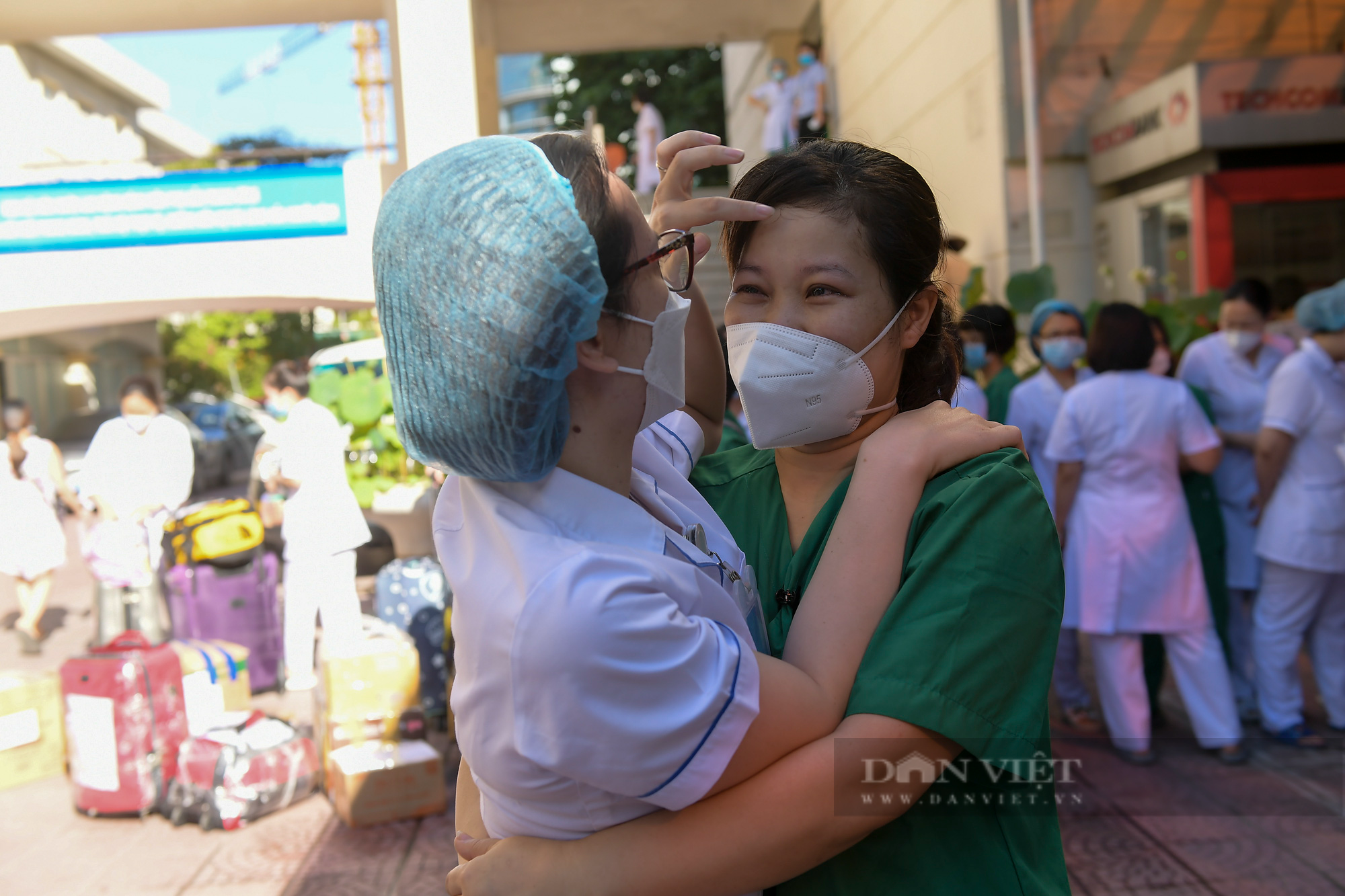Xúc động ngày chia tay của 122  y bác sĩ bệnh viện Phụ sản Trung ương vào miền Nam chống dịch - Ảnh 6.