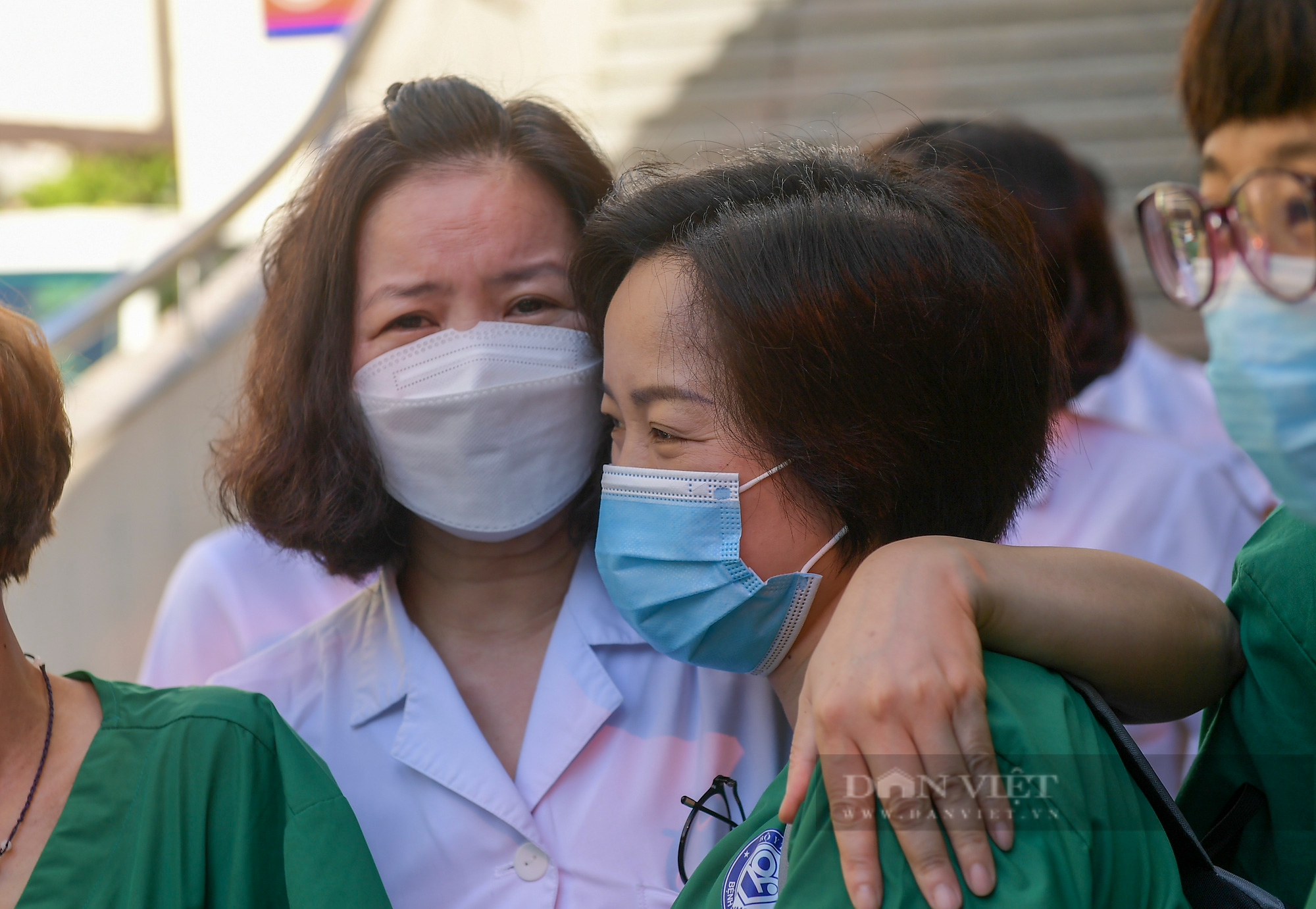 Xúc động ngày chia tay của 122  y bác sĩ bệnh viện Phụ sản Trung ương vào miền Nam chống dịch - Ảnh 8.