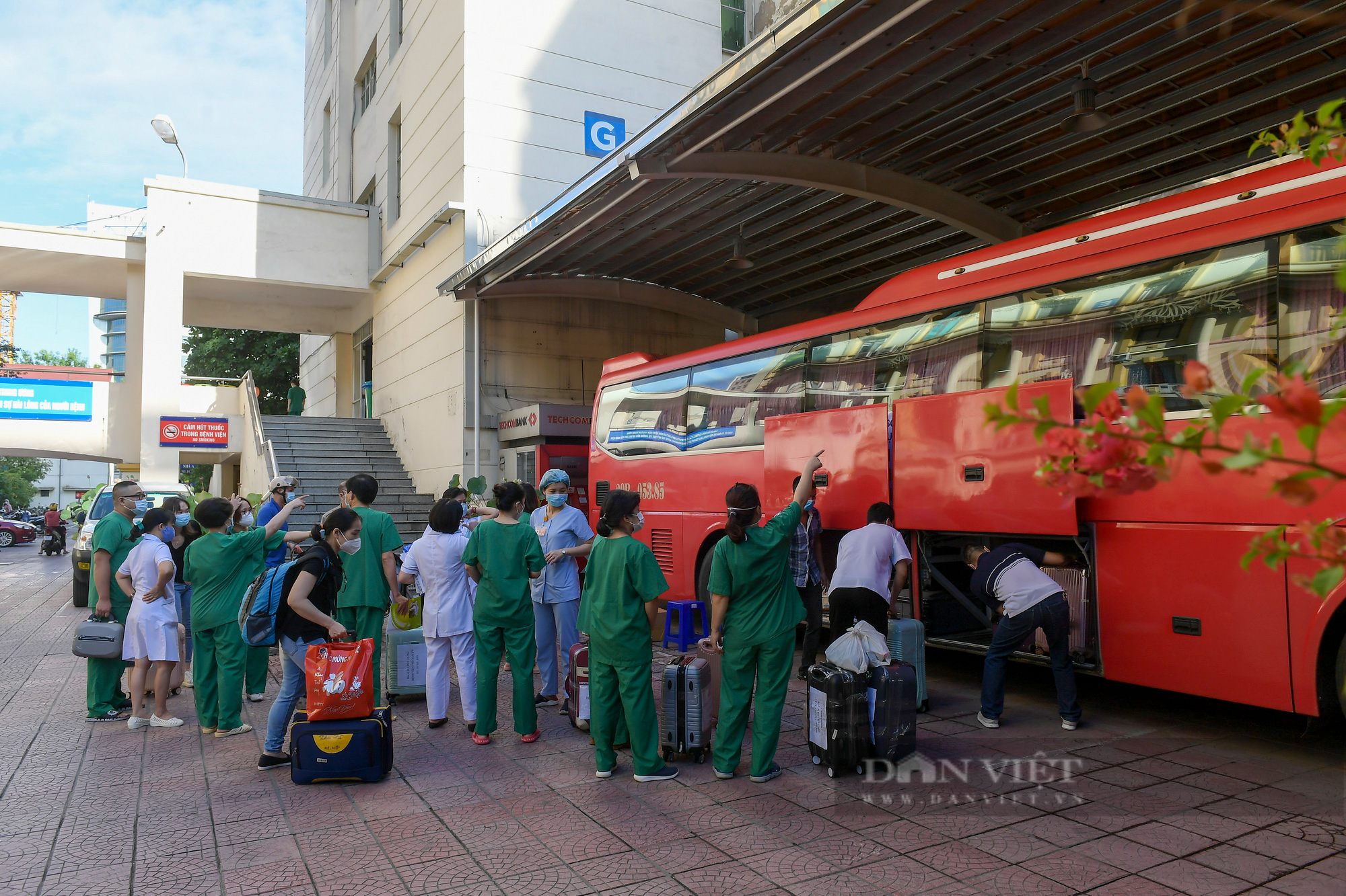 Xúc động ngày chia tay của 122  y bác sĩ bệnh viện Phụ sản Trung ương vào miền Nam chống dịch - Ảnh 11.