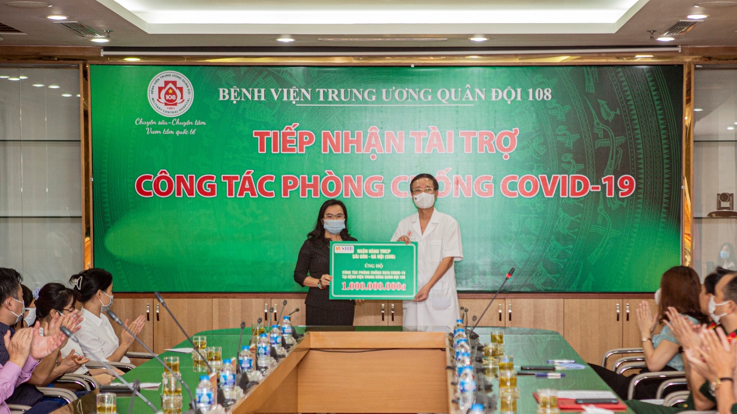 SHB tiếp tục đồng hành, hỗ trợ các bệnh viện và người nghèo vượt qua đại dịch Covid-19 - Ảnh 1.