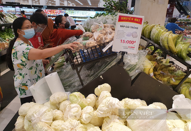 Siêu thị ở TP.HCM khuyến mãi cả nghìn mặt hàng, hỗ trợ tiêu thụ rau củ, trái cây... cho nông dân - Ảnh 3.