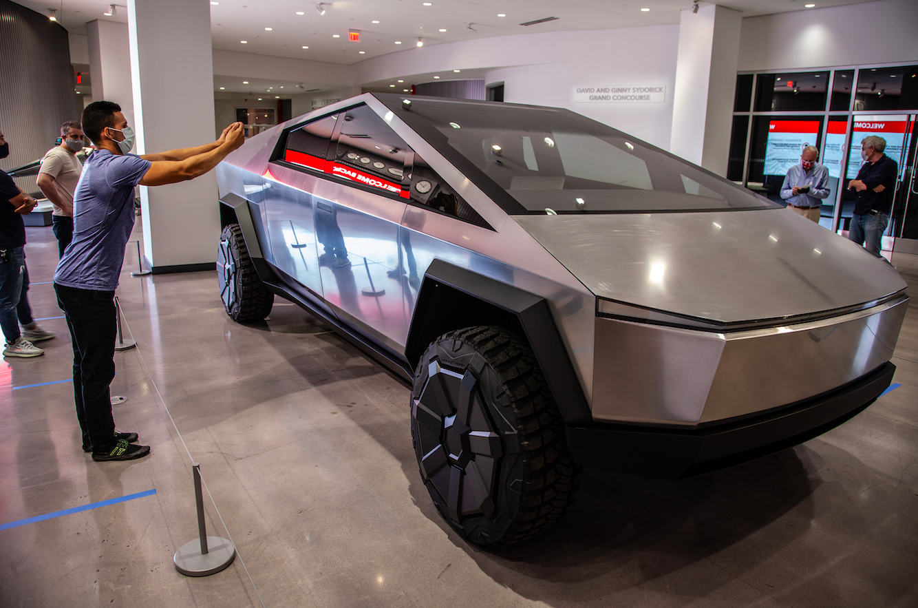 Thực tế, Tesla Cybertruck sẽ không phải là chiếc xe bán tải chạy hoàn toàn bằng điện duy nhất có hệ thống lái bánh sau. Mẫu xe điện GMC Hummer EV cũng có khả năng đánh lái bánh sau, cho phép hãng xe phát triển tính năng 'bò như cua' khá thú vị. Ảnh: @Pixabay.