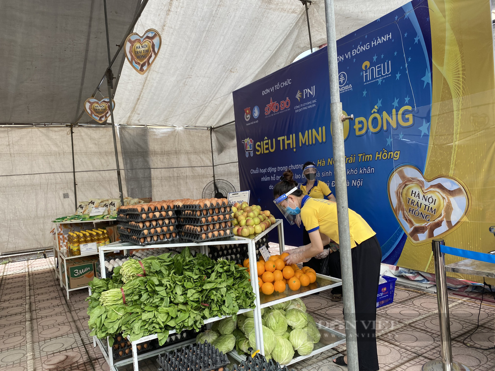 “Siêu thị 0 đồng” đầu tiên tại Hà Nội cho người khó khăn - Ảnh 3.