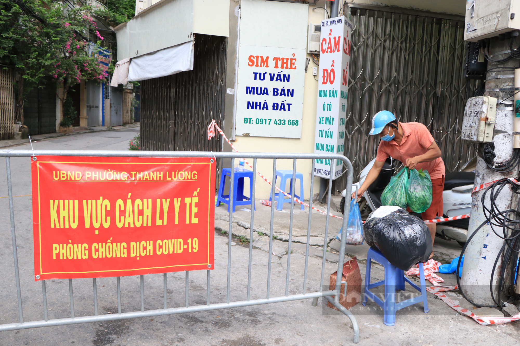 Hà Nội: Người bán trứng, thanh niên phát hằng ngày cơm, dọn rác tại khu cách ly dương tính SARS-CoV-2 - Ảnh 2.