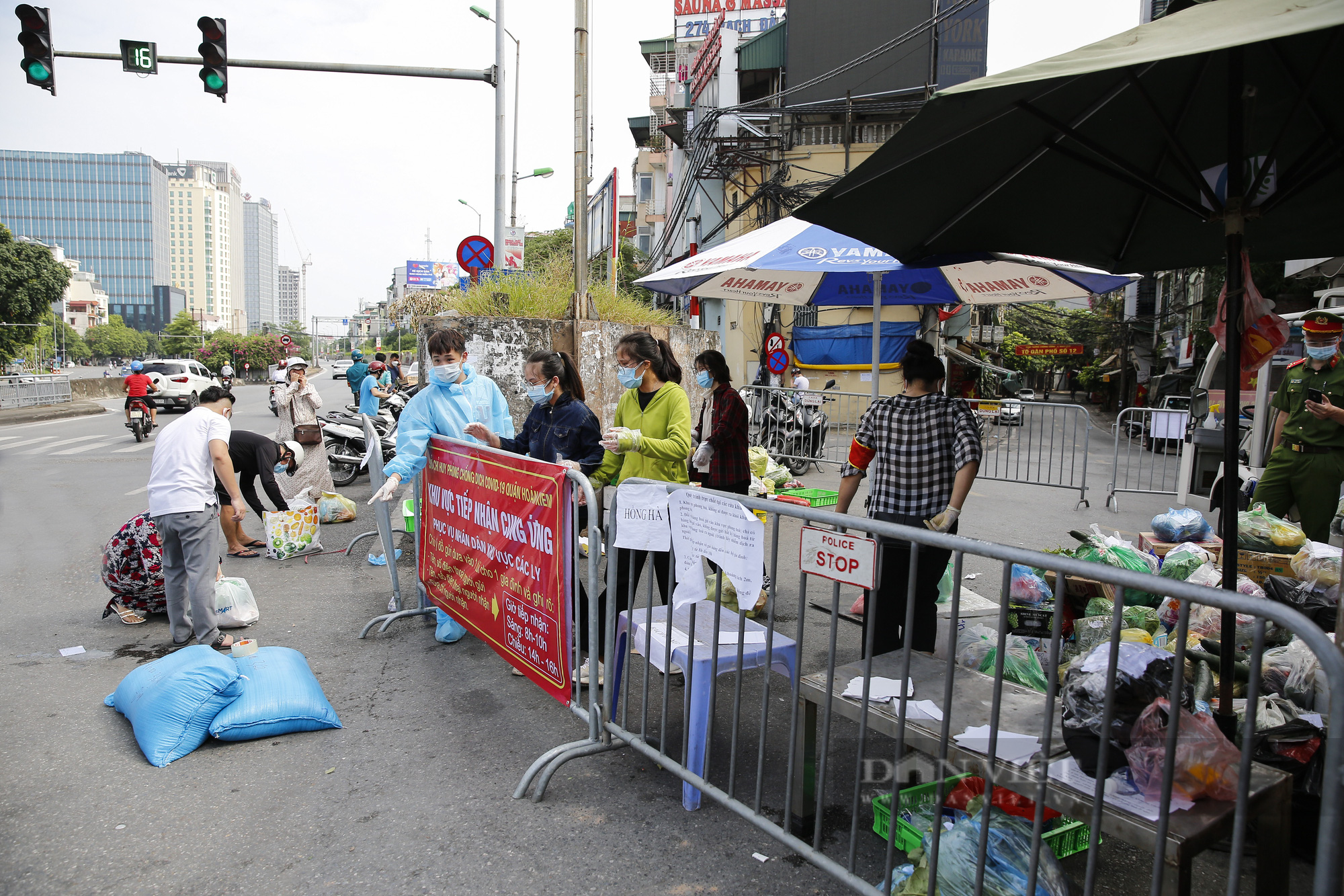 Dùng xe điện chở thực phẩm thiết yếu cho một phường bị cách ly y tế tại Hà Nội - Ảnh 2.