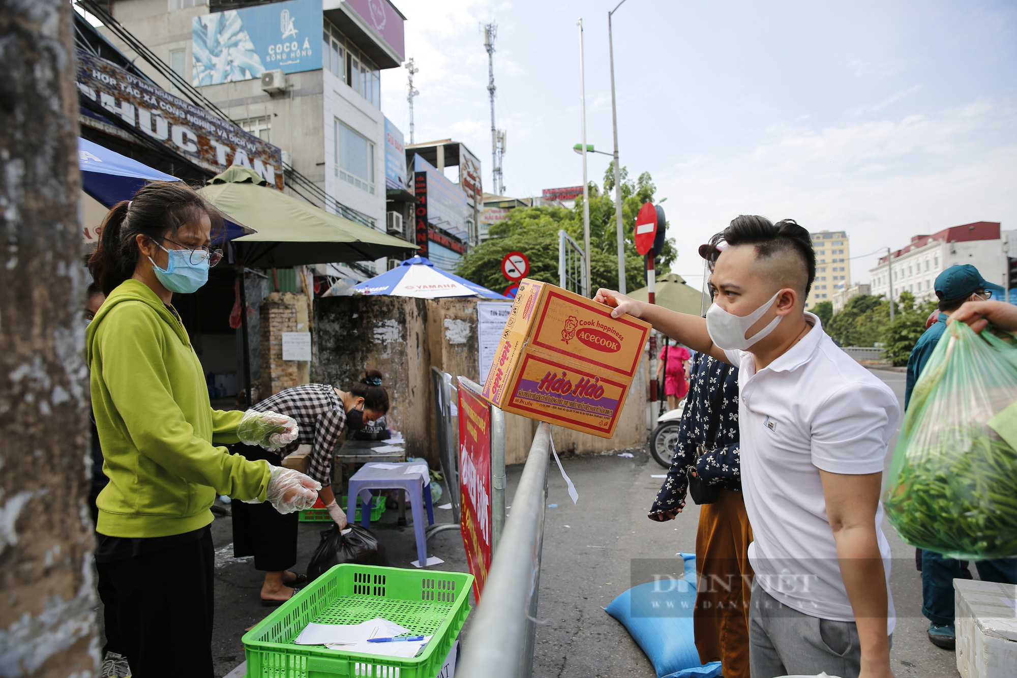 Dùng xe điện chở thực phẩm thiết yếu cho một phường bị cách ly y tế tại Hà Nội - Ảnh 3.