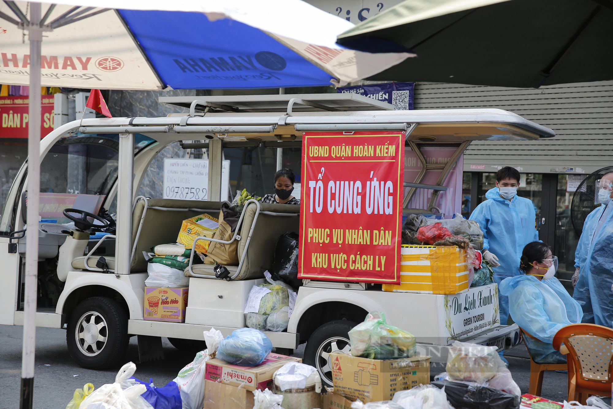 Dùng xe điện chở thực phẩm thiết yếu cho một phường bị cách ly y tế tại Hà Nội - Ảnh 5.