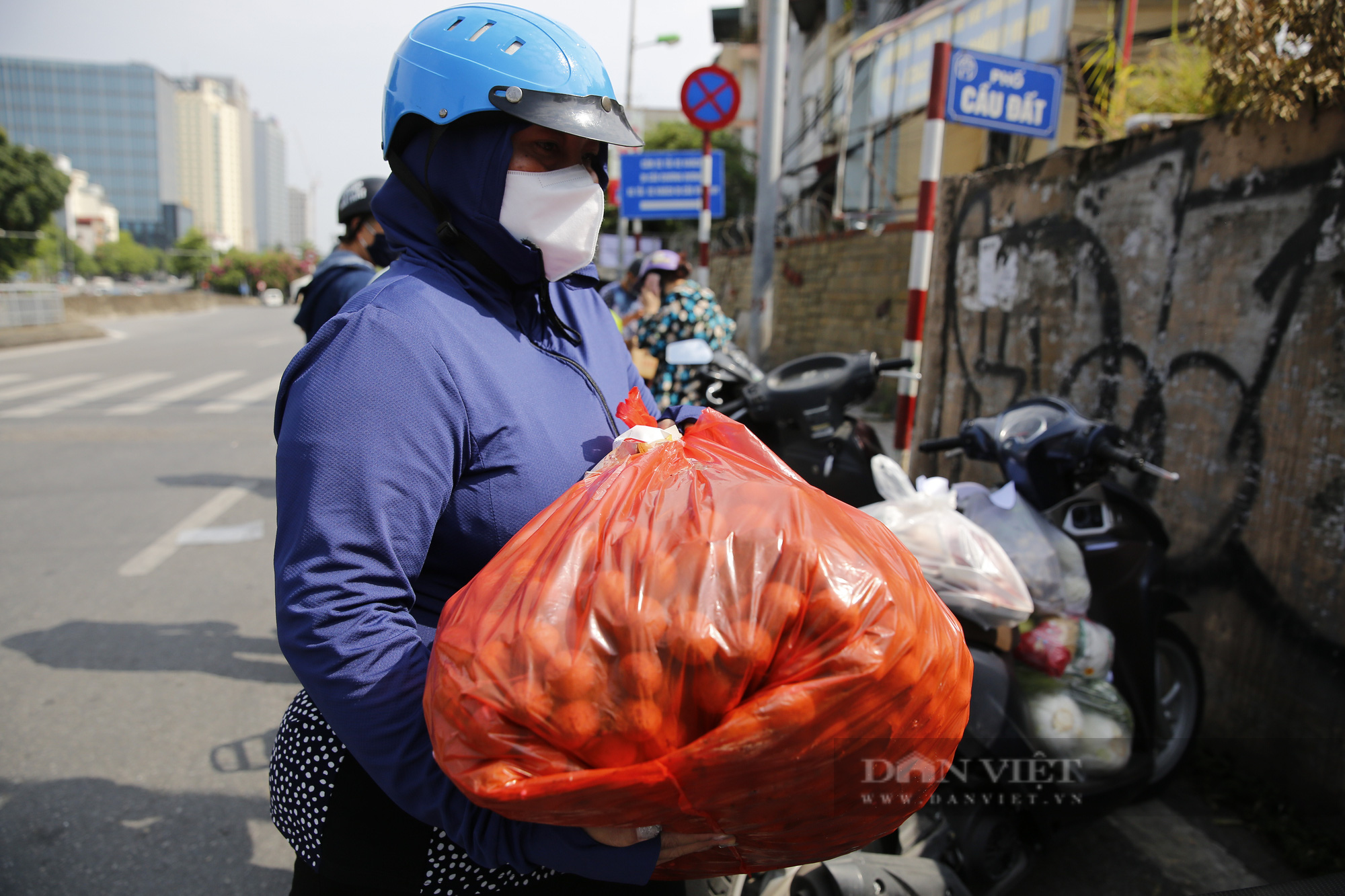 Dùng xe điện chở thực phẩm thiết yếu cho một phường bị cách ly y tế tại Hà Nội - Ảnh 7.