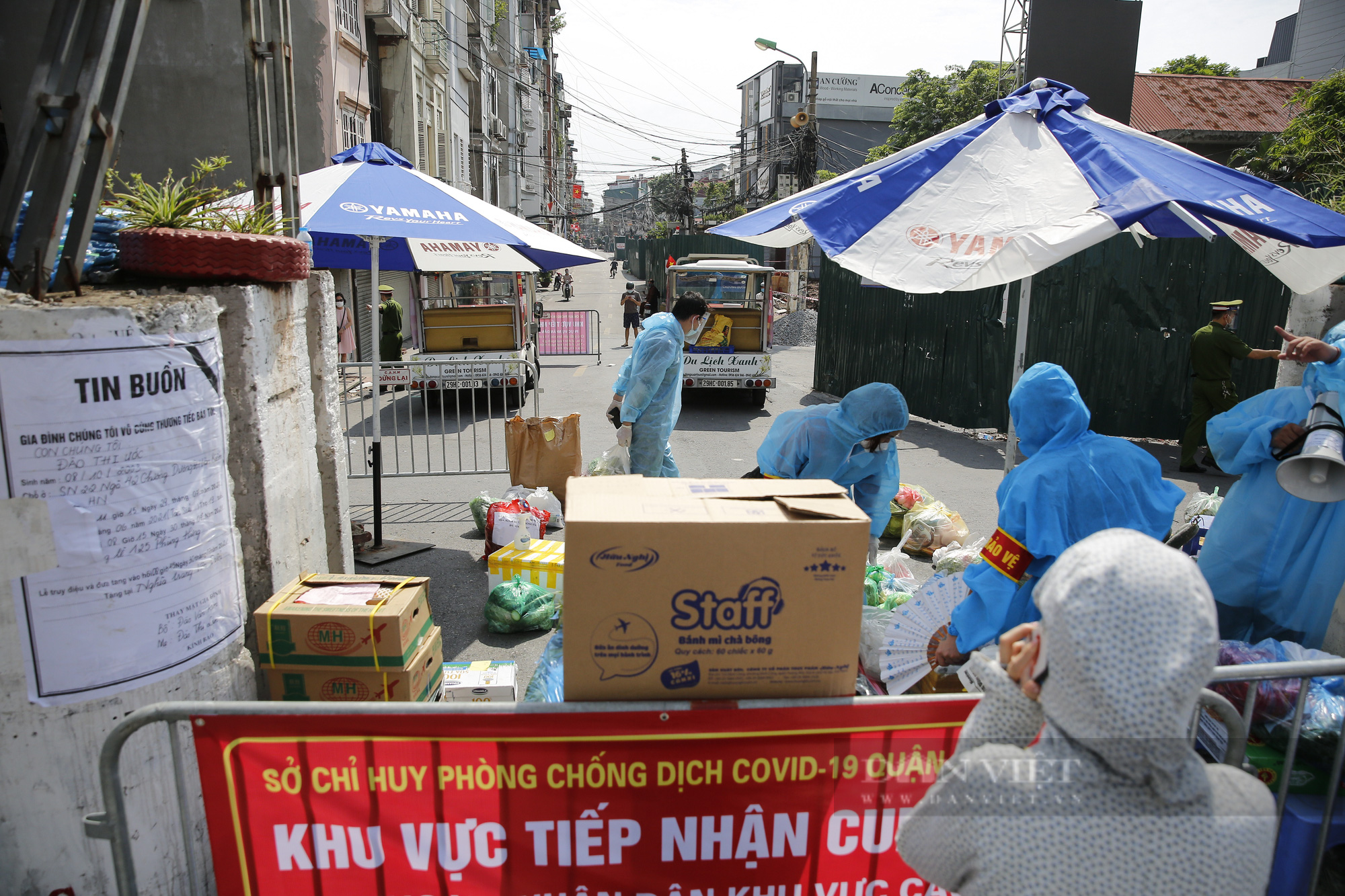 Dùng xe điện chở thực phẩm thiết yếu cho một phường bị cách ly y tế tại Hà Nội - Ảnh 11.